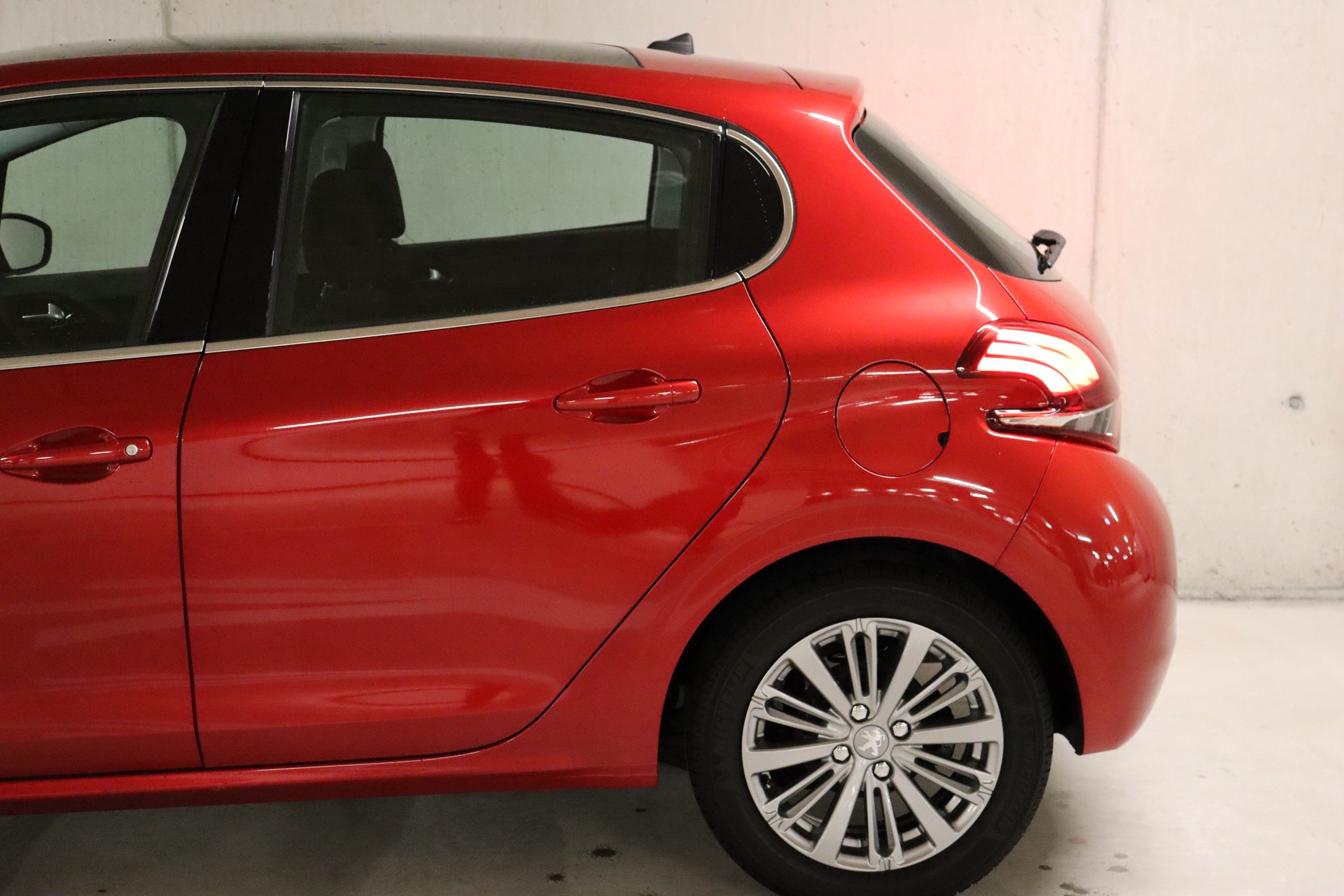 PEUGEOT 208 1.2 PureTech Allure-image-5