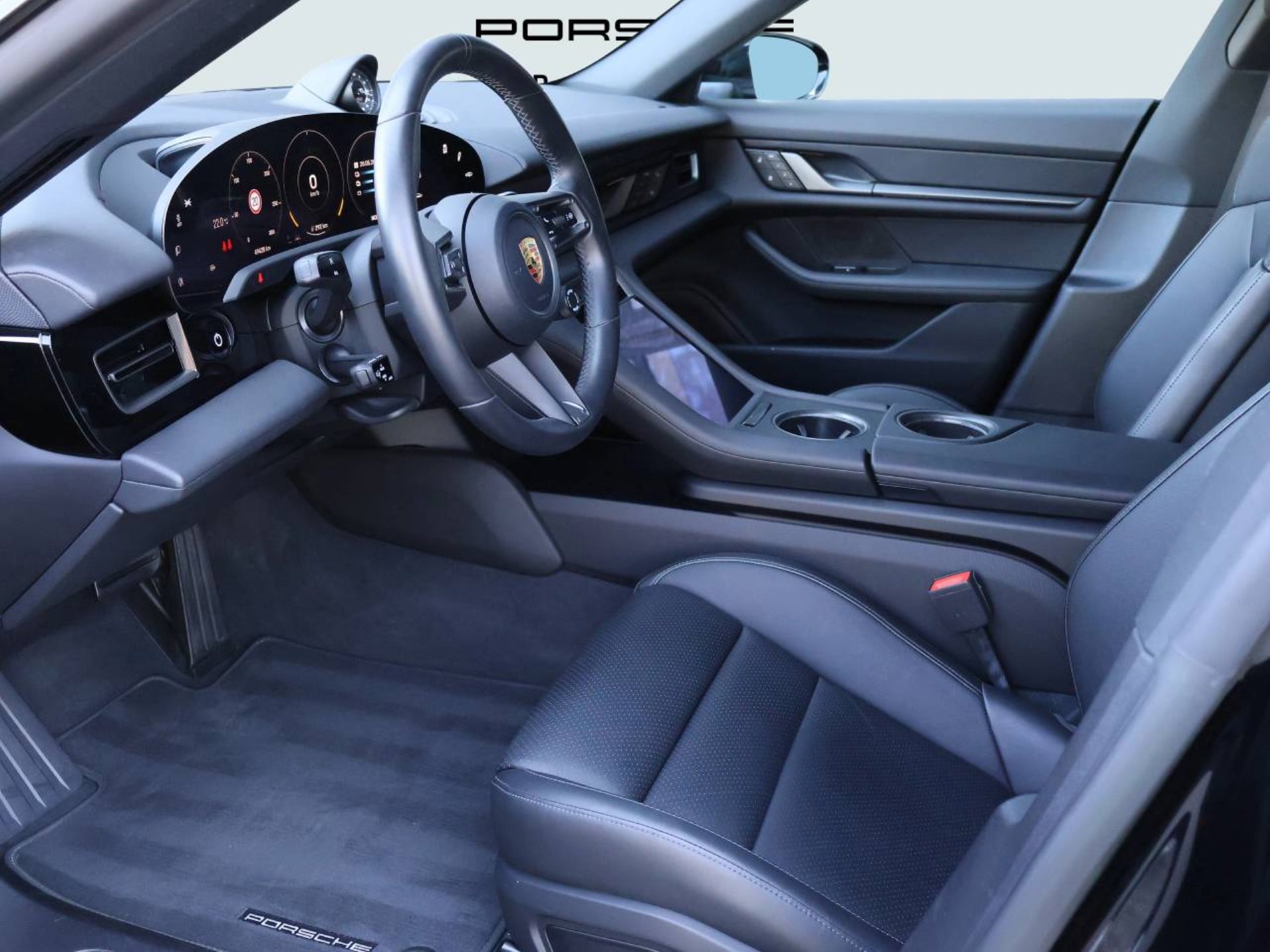 PORSCHE Taycan-showroom-element-3
