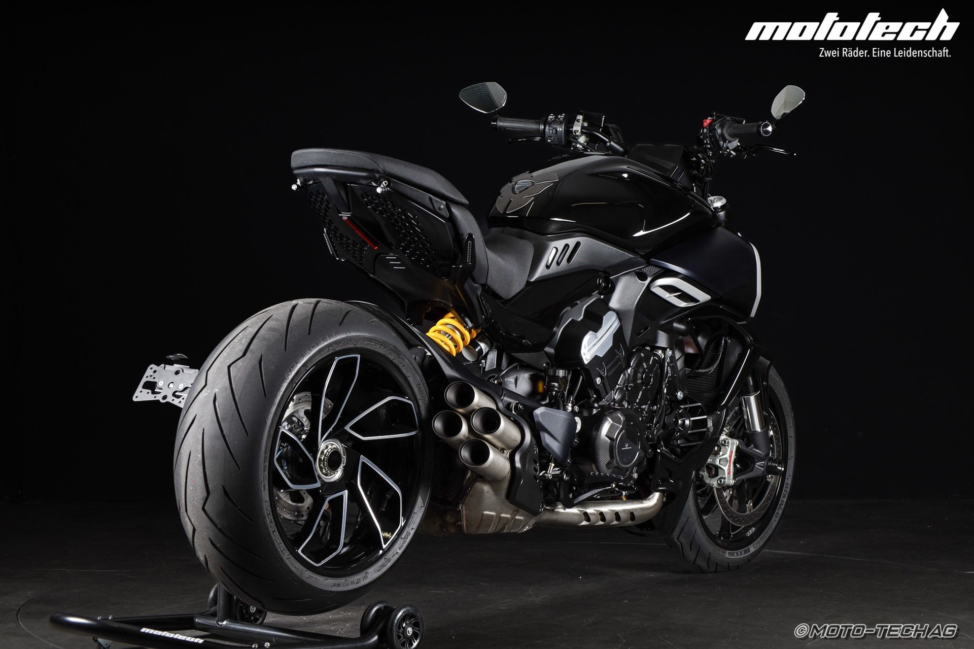 DUCATI Diavel V4-showroom-element-2