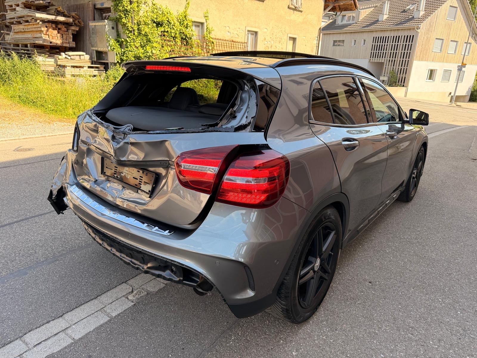 MERCEDES-BENZ GLA 45 AMG 4Matic 7G-DCT-image-2