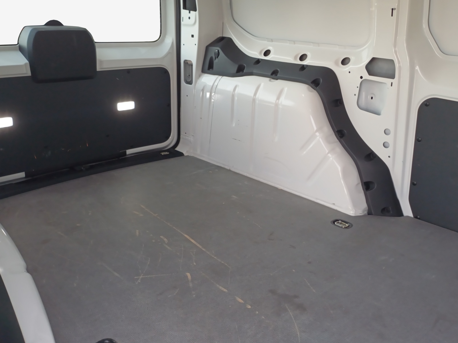 VW Caddy Cargo 2.0TDI Maxi 4Motion-image-11
