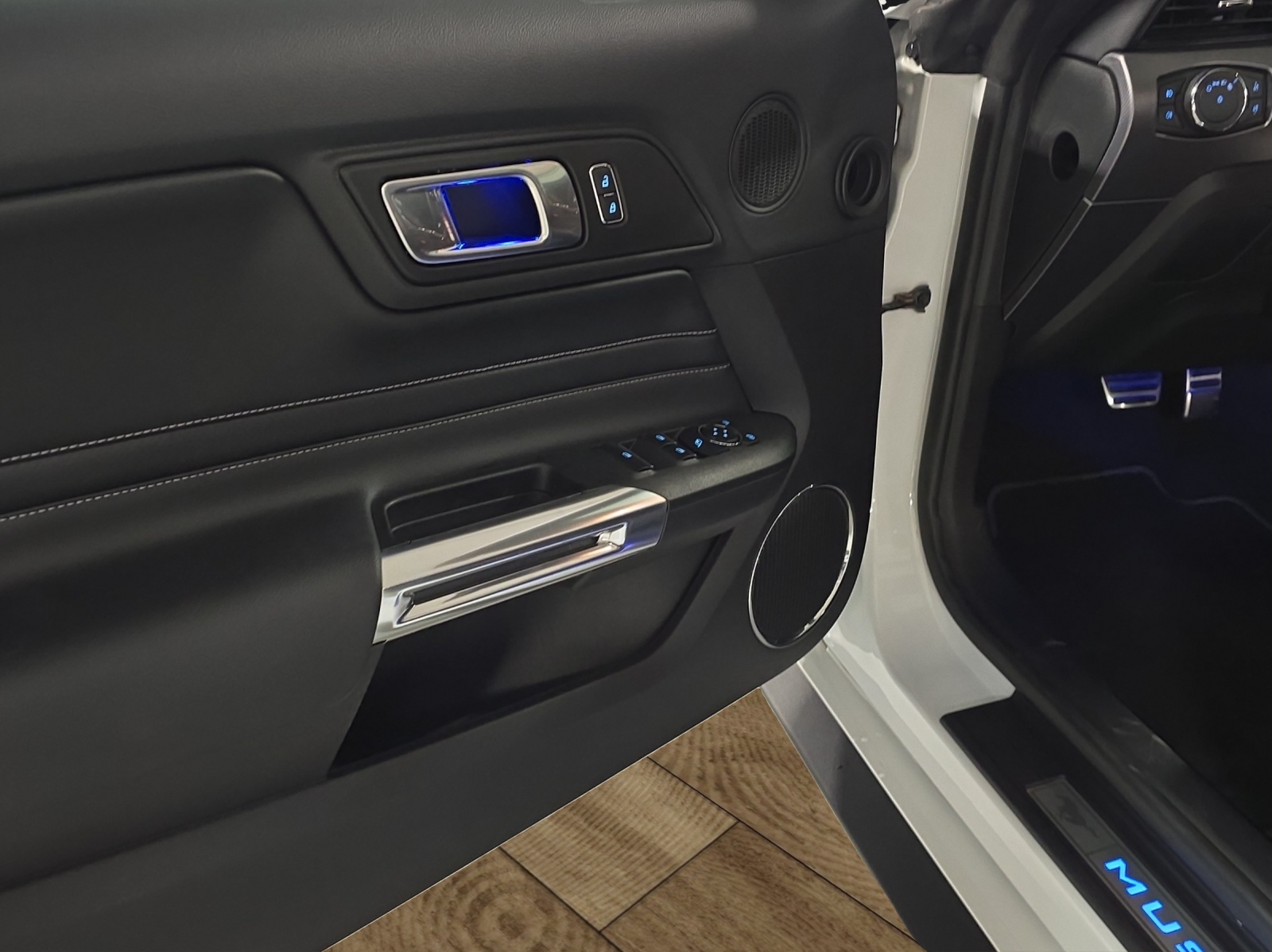 FORD Mustang Convertible 5.0 V8 GT Automat-image-12