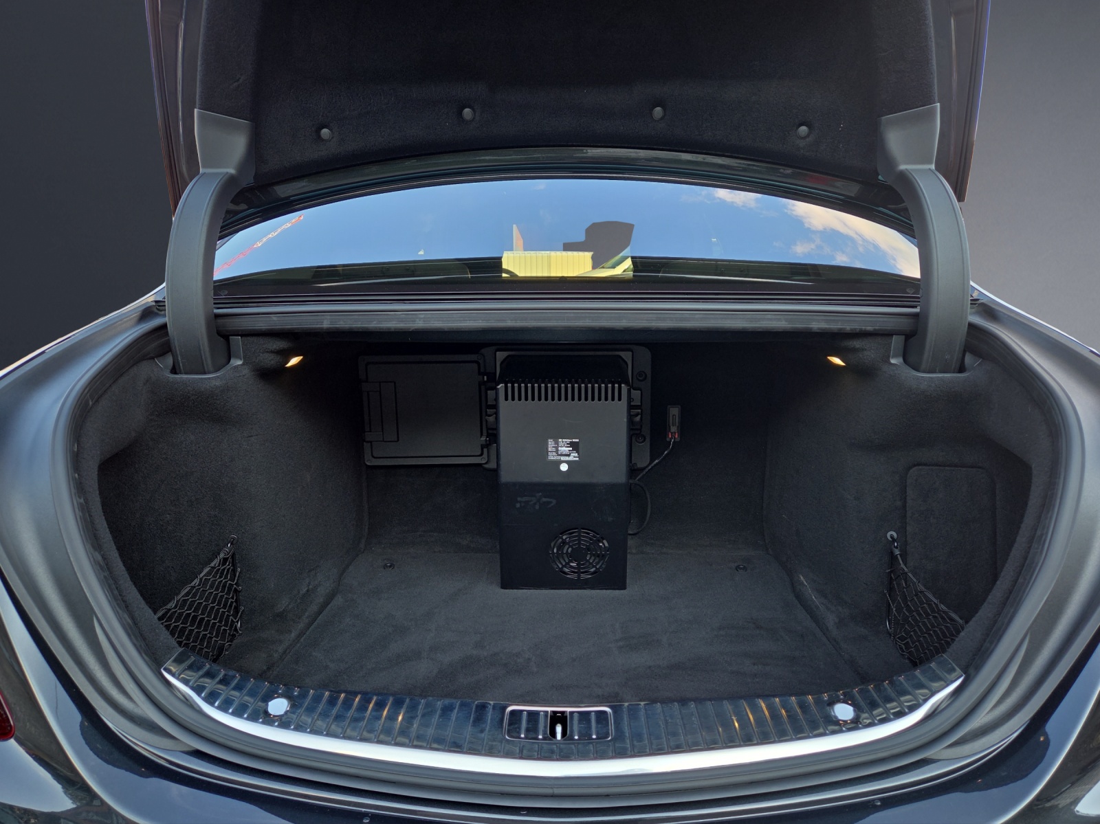 MERCEDES-BENZ S 560 Maybach 4Matic-image-18