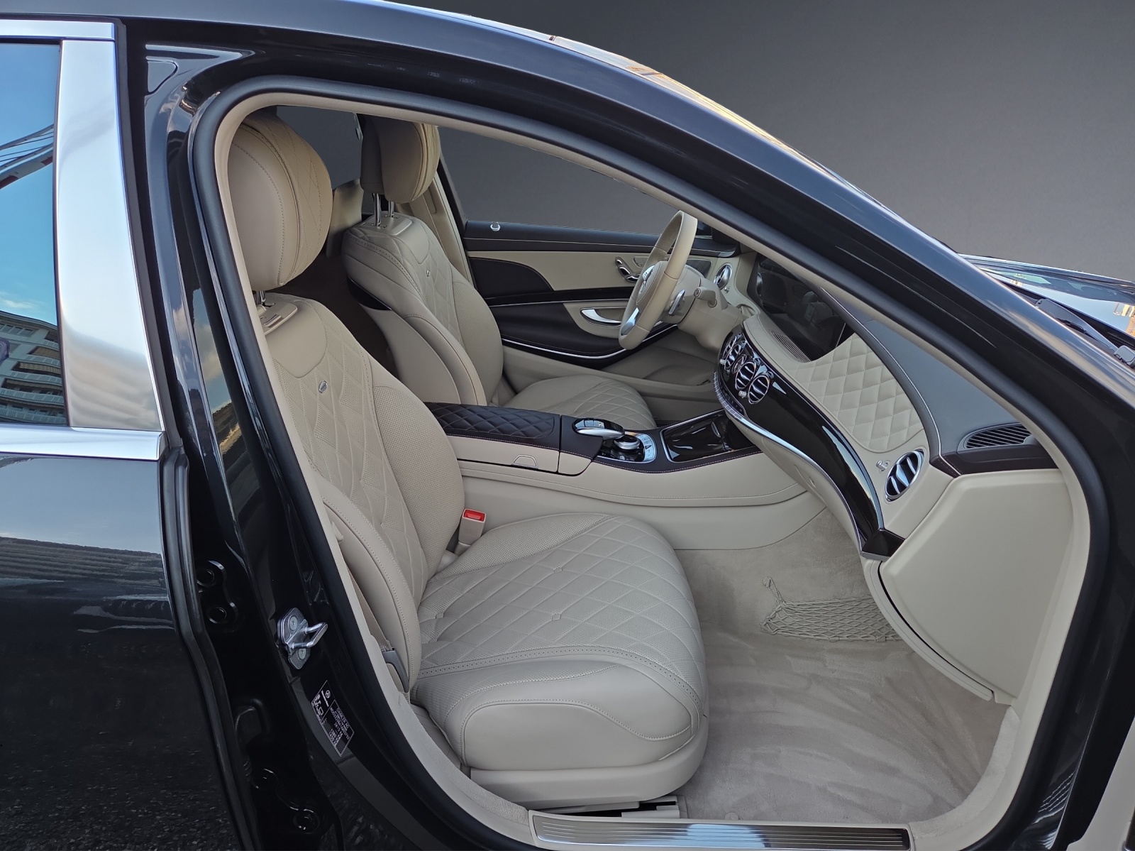 MERCEDES-BENZ S 560 Maybach 4Matic-image-9