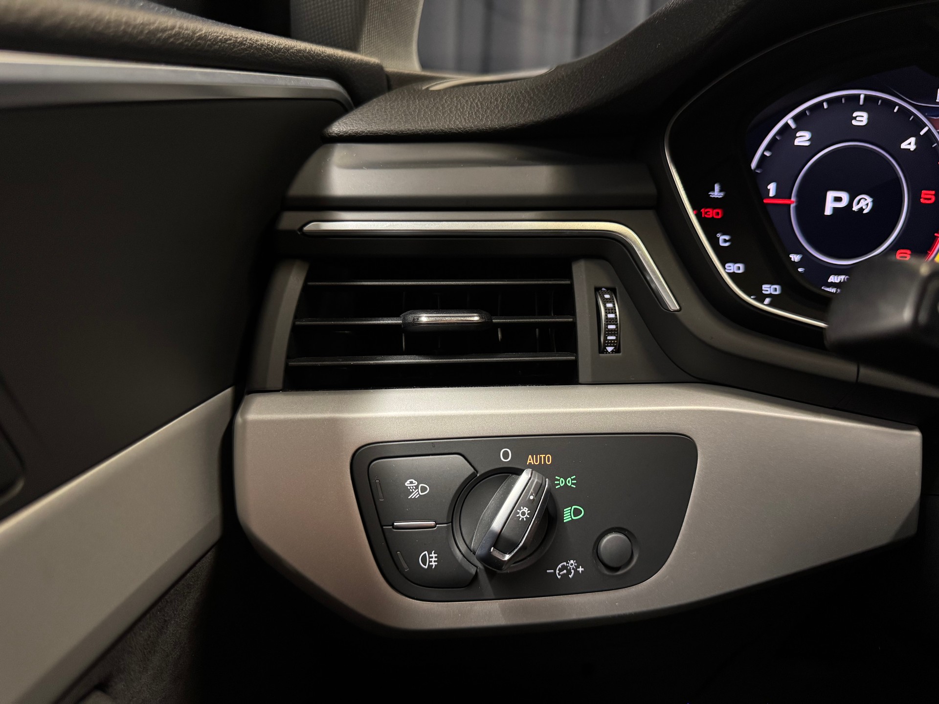 AUDI A4 Avant 40 TDI Sport Attraction quattro S-tronic (19)-image-18