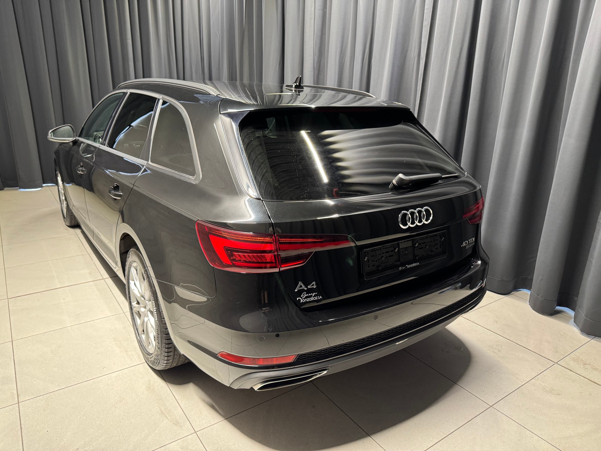 AUDI A4 Avant 40 TDI Sport Attraction quattro S-tronic (19)-showroom-element-3