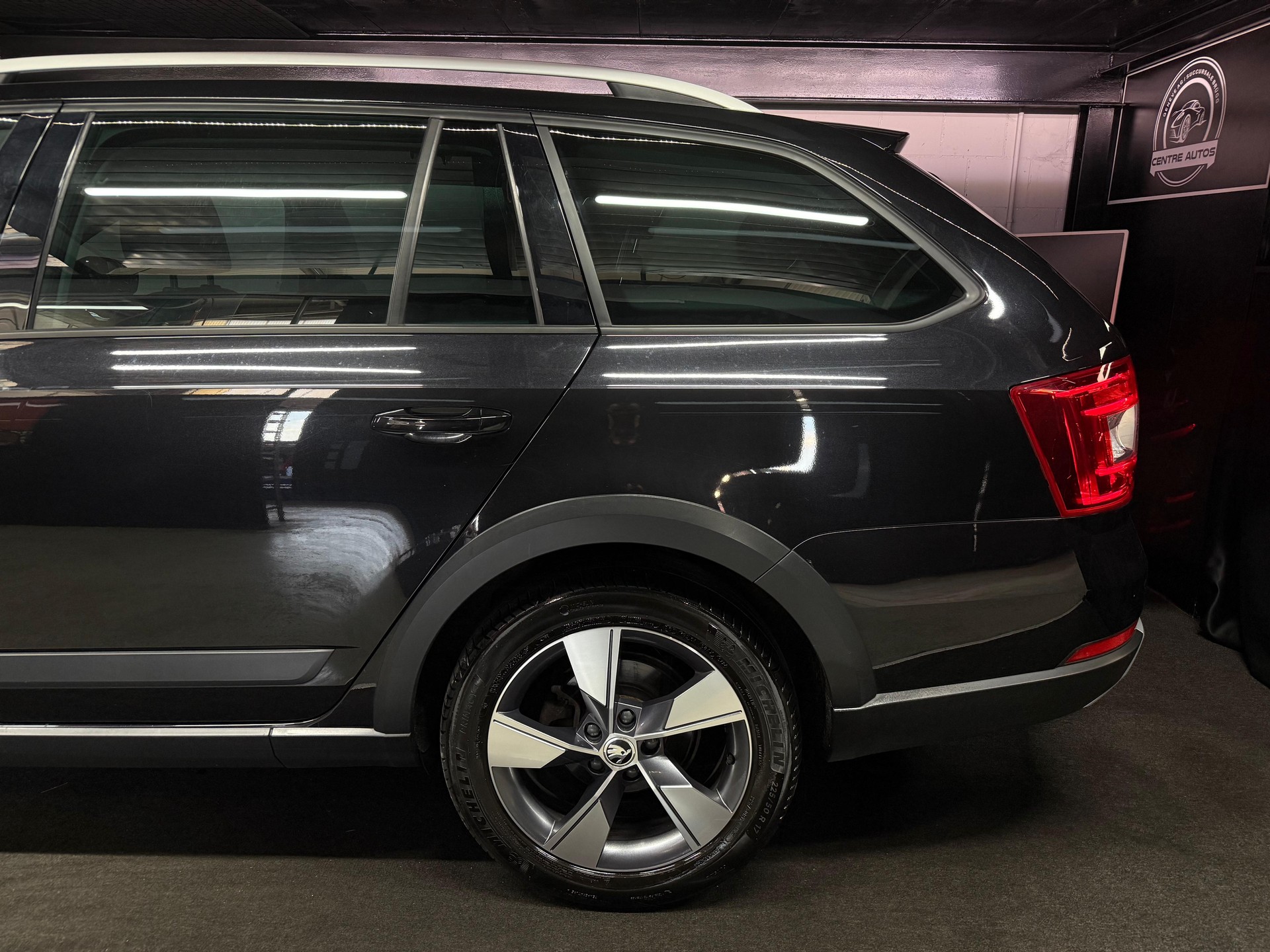 SKODA Octavia Combi 1.8 TSI Scout 4x4 DSG-image-4