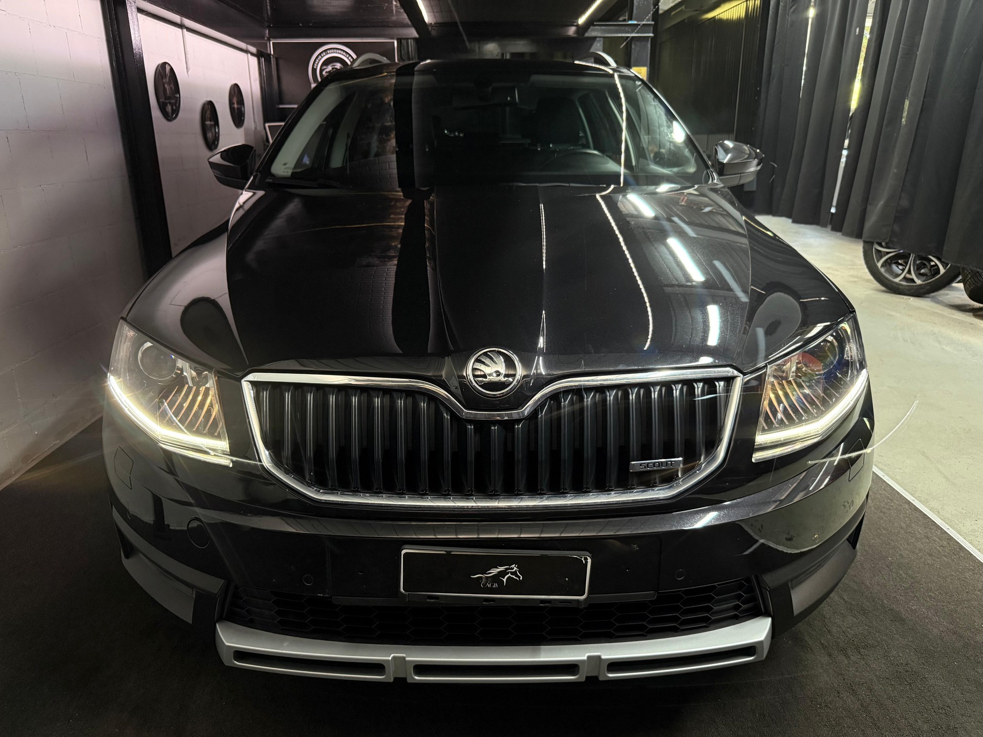 SKODA Octavia Combi 1.8 TSI Scout 4x4 DSG-showroom-element-2