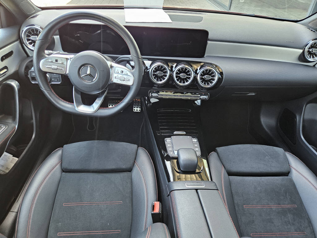 MERCEDES-BENZ A 250 4Matic AMG Line-image-6