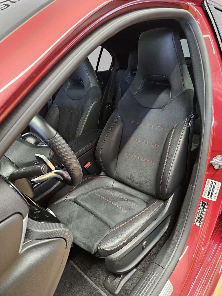 MERCEDES-BENZ A 250 4Matic AMG Line-image-5