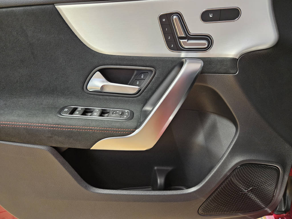 MERCEDES-BENZ A 250 4Matic AMG Line-image-9