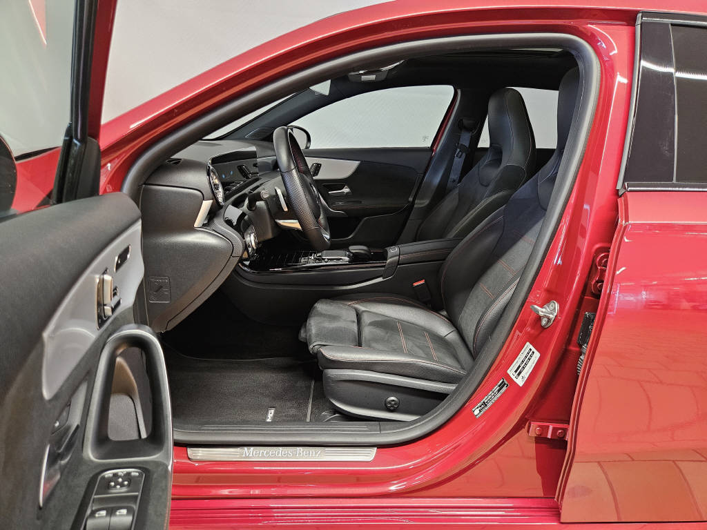 MERCEDES-BENZ A 250 4Matic AMG Line-image-6