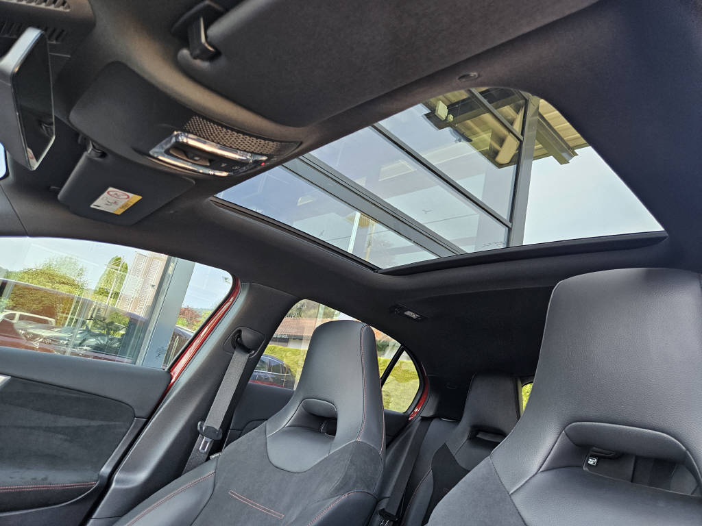 MERCEDES-BENZ A 250 4Matic AMG Line-image-4