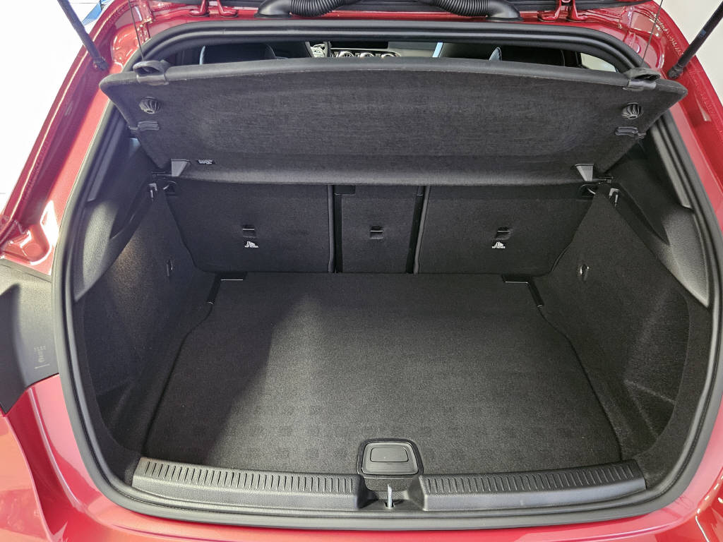MERCEDES-BENZ A 250 4Matic AMG Line-image-3