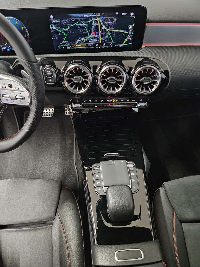 MERCEDES-BENZ A 250 4Matic AMG Line-image-10