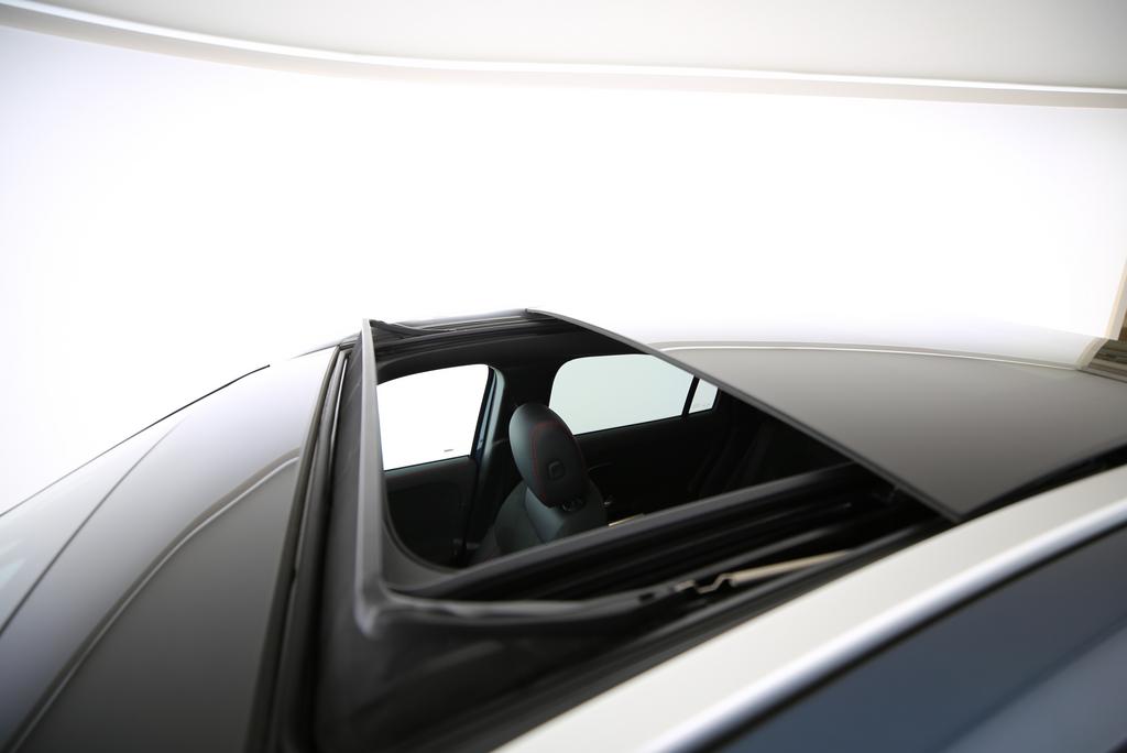 MERCEDES-BENZ EQA 350 Swiss Star AMG Line 4matic-image-12
