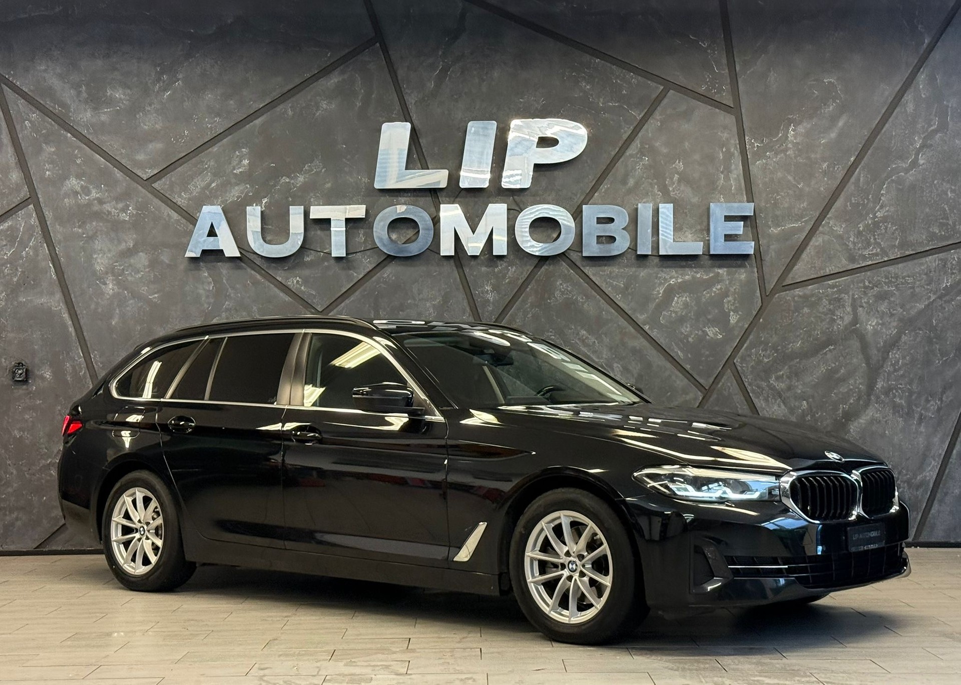 BMW 520d xDrive 48V Touring Steptronic-image-2