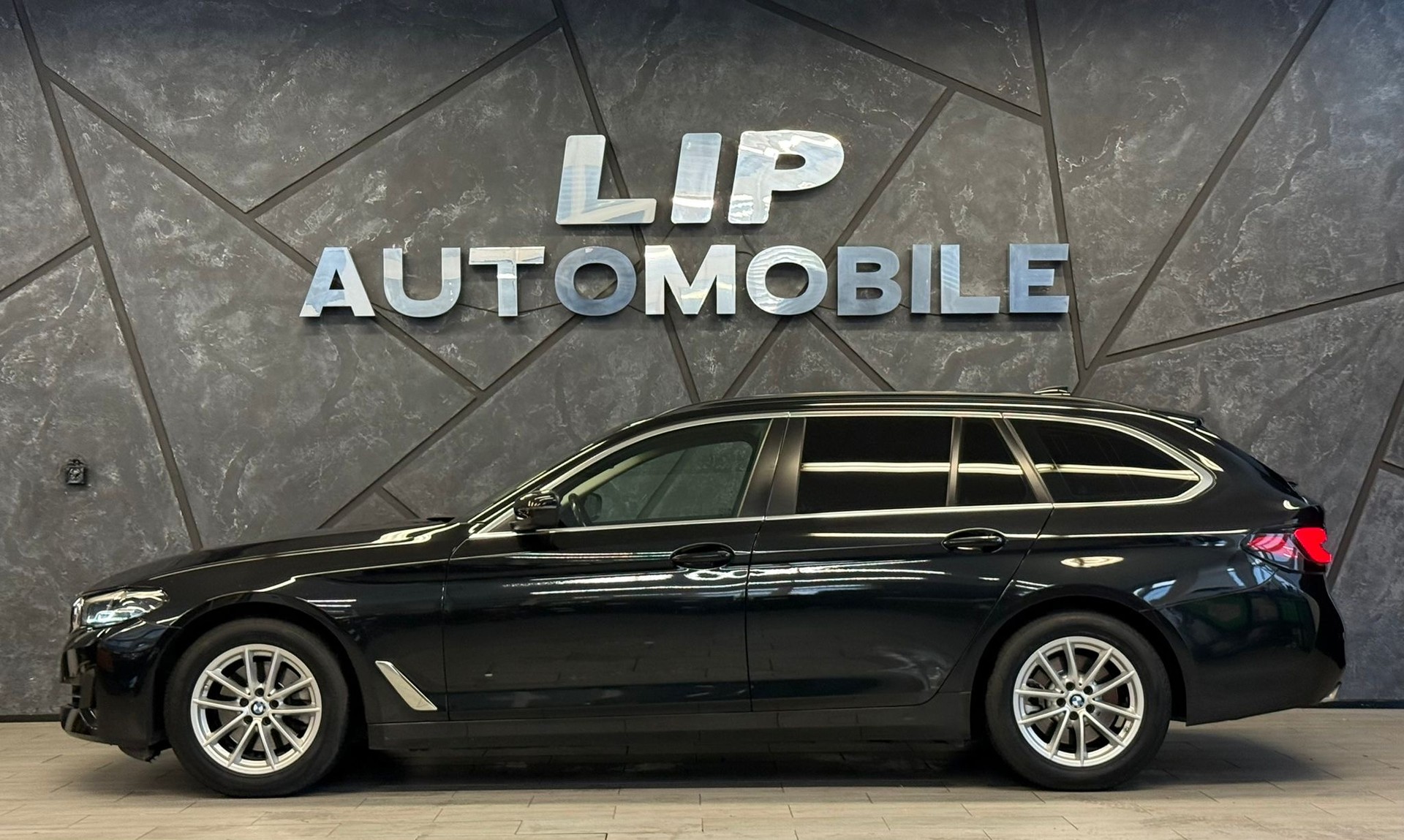 BMW 520d xDrive 48V Touring Steptronic-image-4