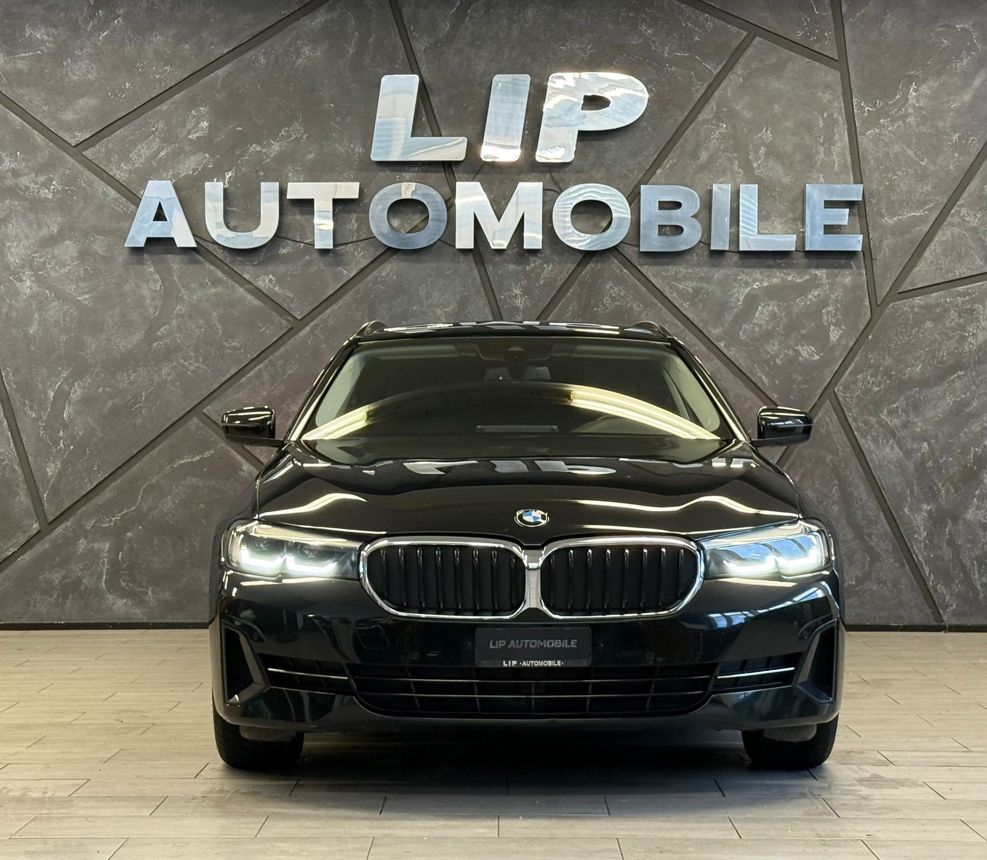 BMW 520d xDrive 48V Touring Steptronic-image-1