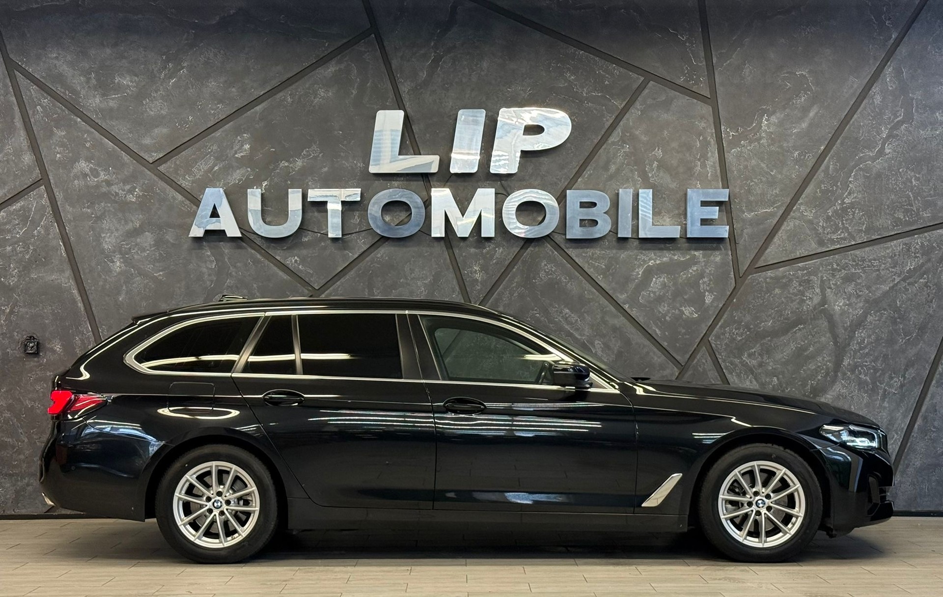BMW 520d xDrive 48V Touring Steptronic-image-3