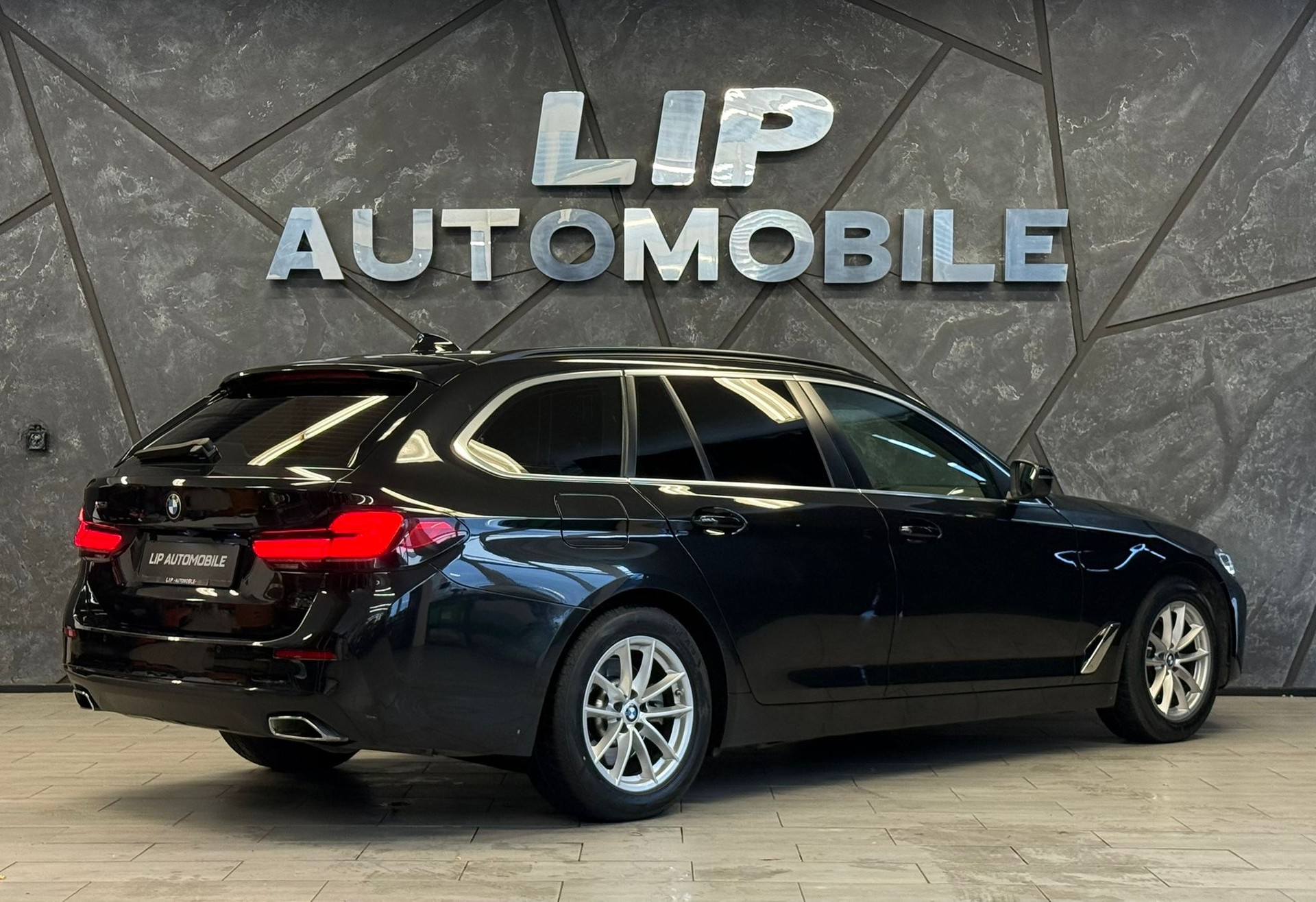 BMW 520d xDrive 48V Touring Steptronic-image-5