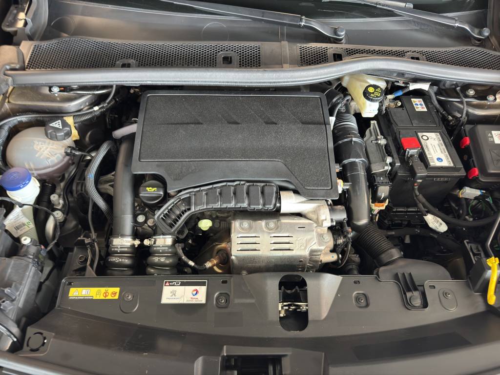 PEUGEOT 2008 1.2 PureTech Allure Pack EAT8-image-15