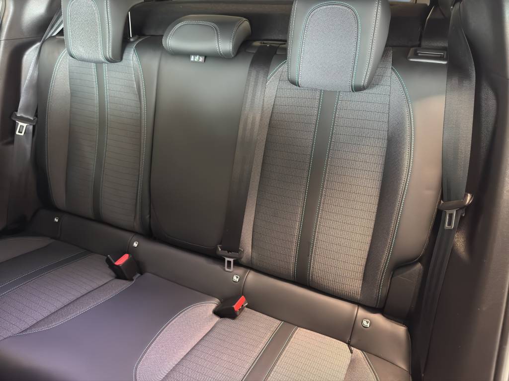 PEUGEOT 2008 1.2 PureTech Allure Pack EAT8-image-8