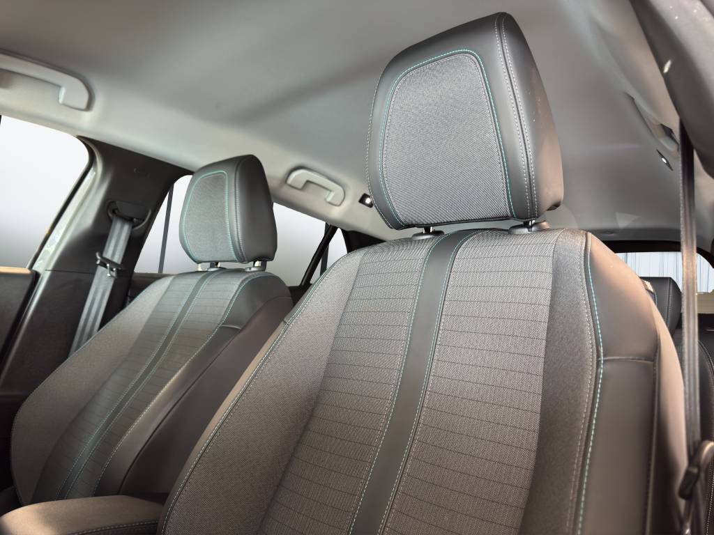 PEUGEOT 2008 1.2 PureTech Allure Pack EAT8-image-9