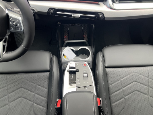 BMW iX1 eDrive 20 Ed. M Sport-image-11
