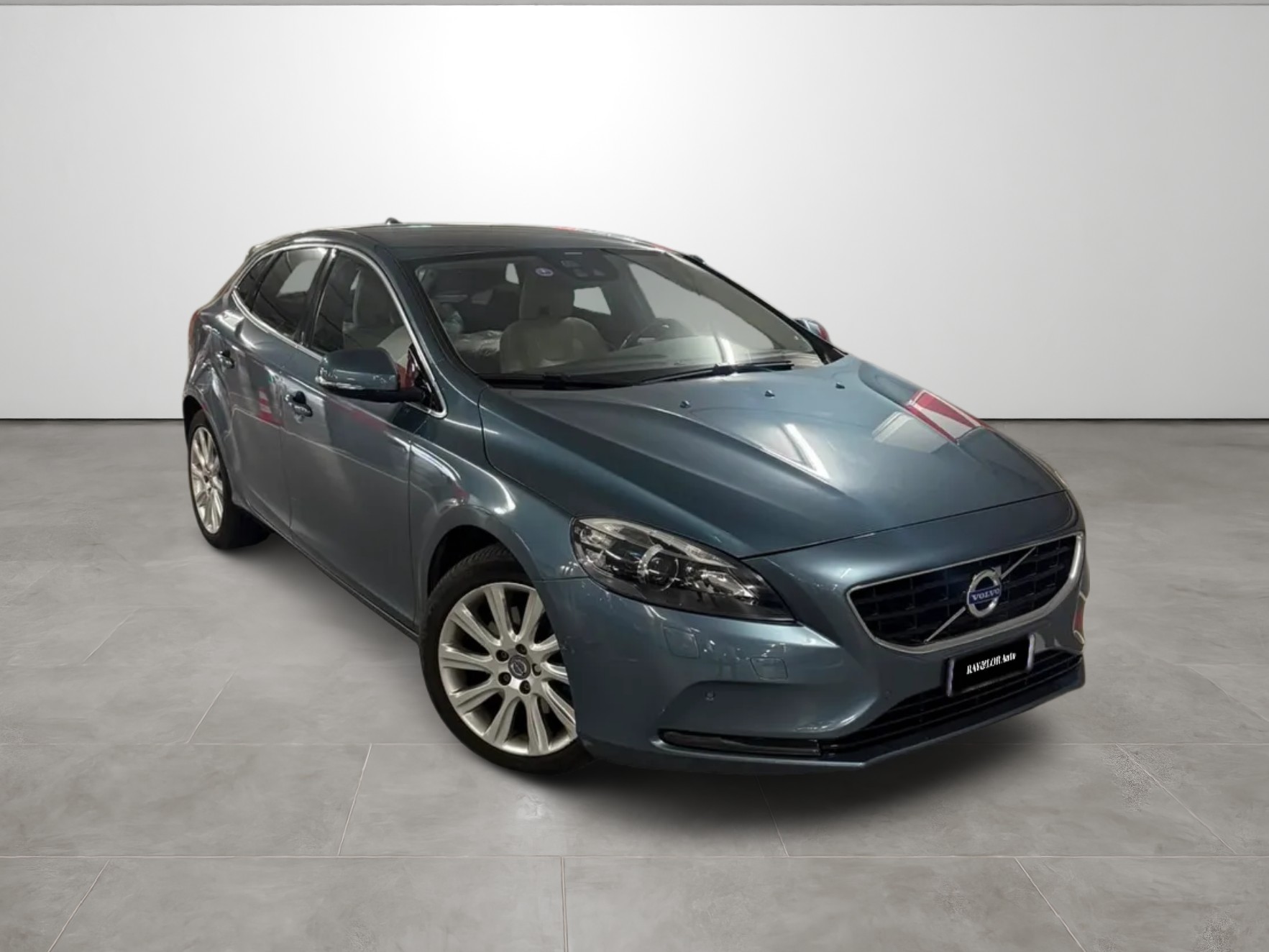 VOLVO V40 T4 Momentum Powershift-image-0