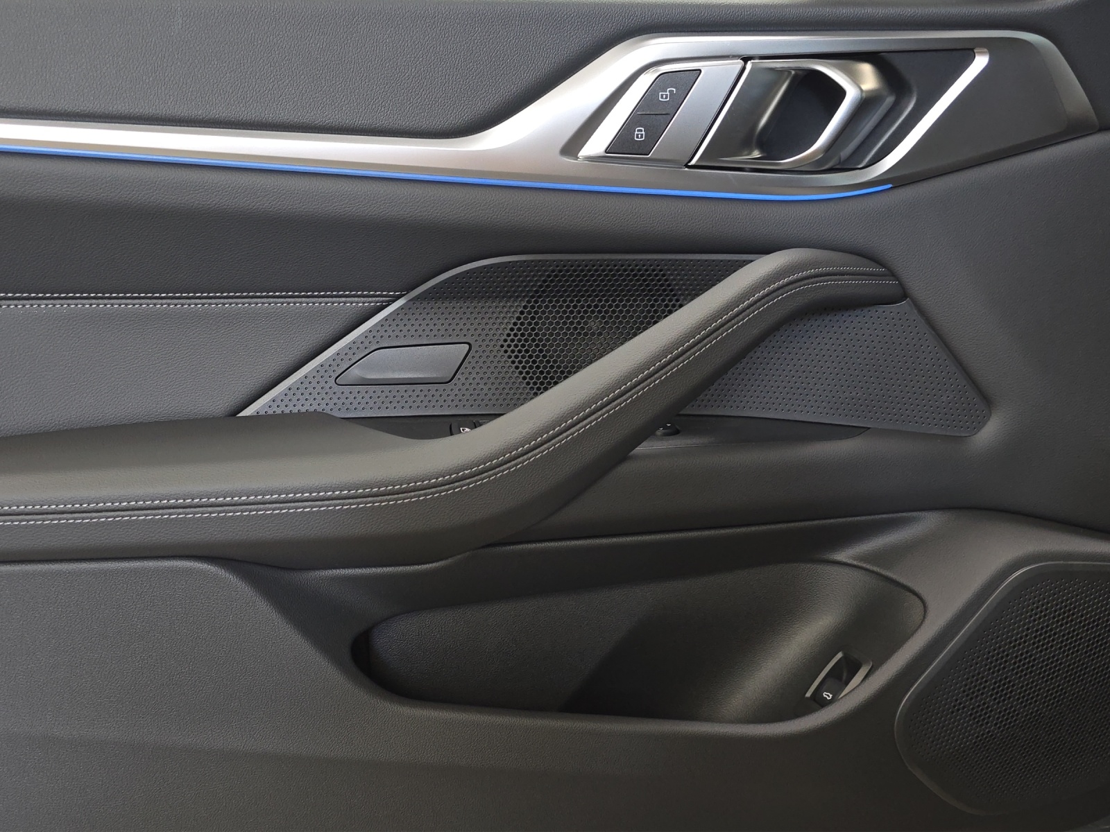 BMW i4 xDrive 40-image-17