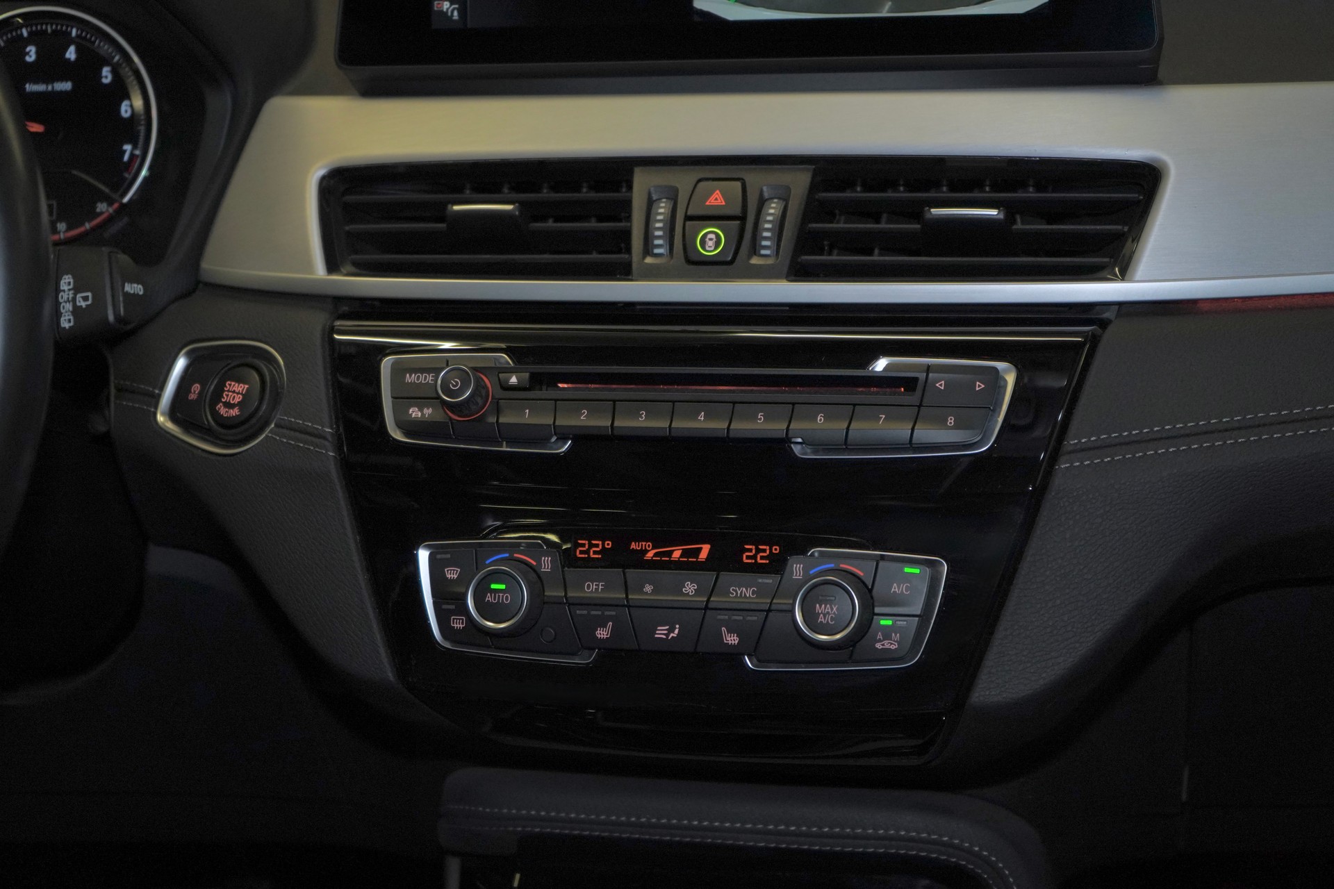BMW X1 xDrive 20i M Sport Steptronic * Head Up Display, Rückfahrtkamera, Abstandsregler, Spurassistent, Panorama-Glasdach *-image-6