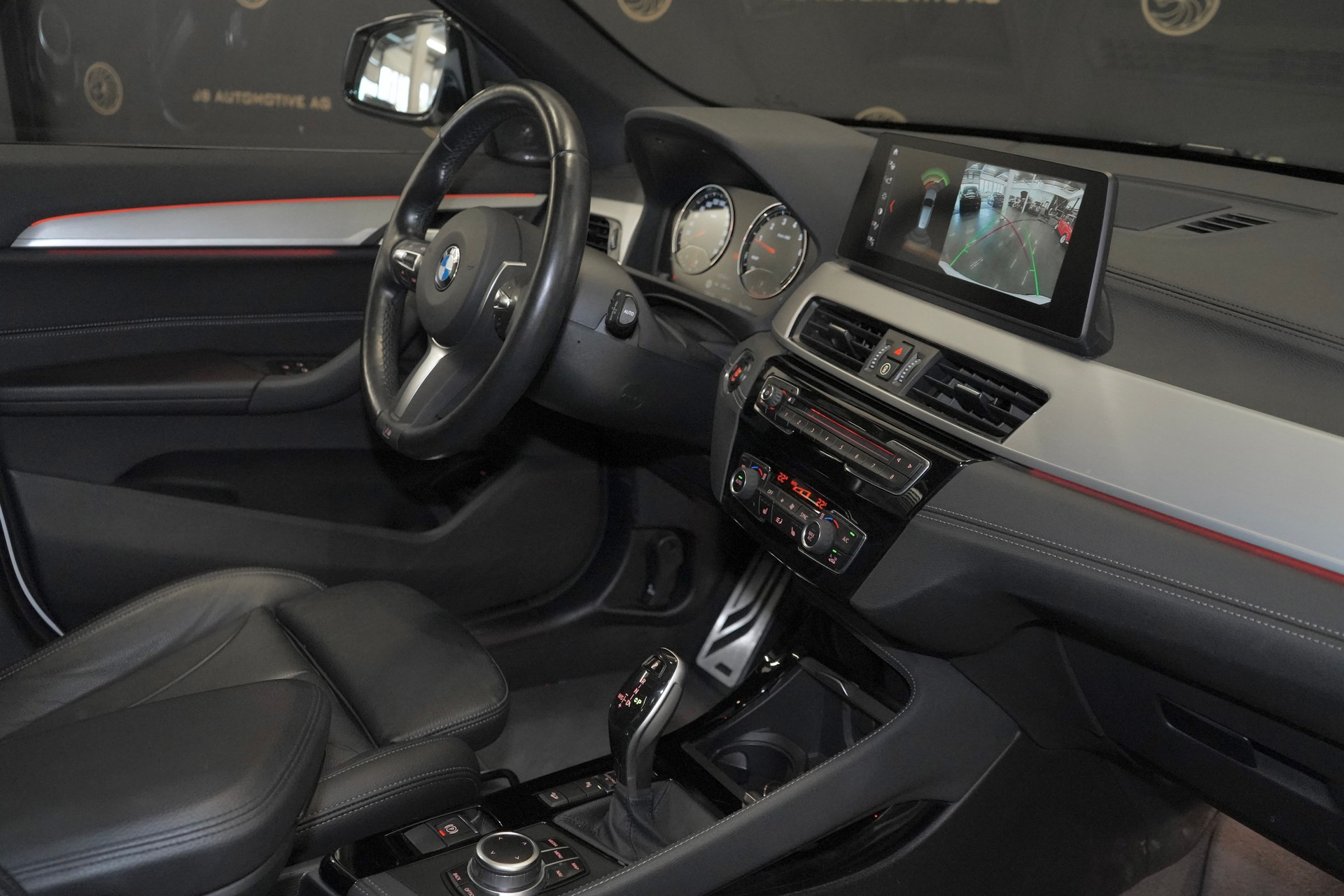 BMW X1 xDrive 20i M Sport Steptronic * Head Up Display, Rückfahrtkamera, Abstandsregler, Spurassistent, Panorama-Glasdach *-image-3