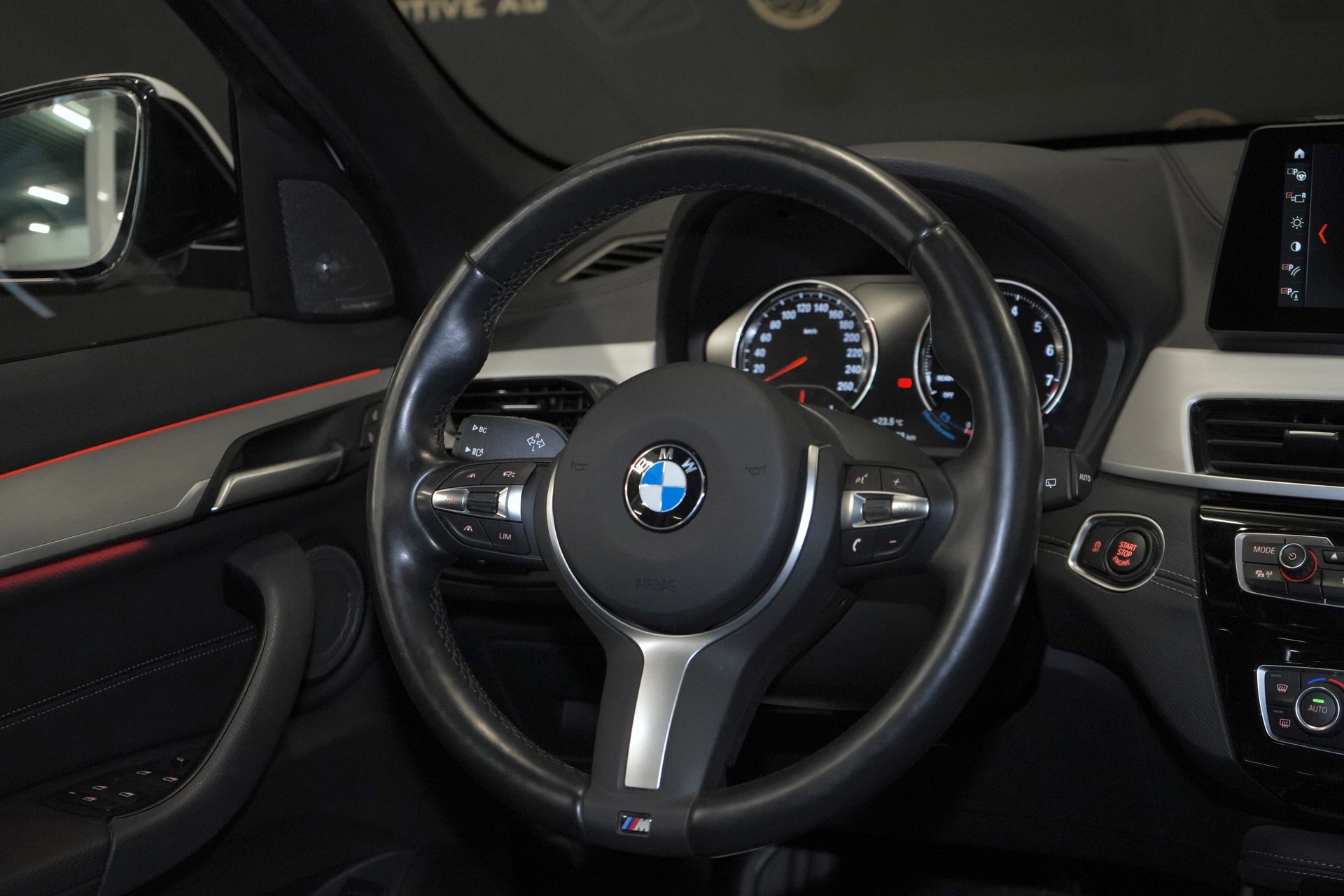 BMW X1 xDrive 20i M Sport Steptronic * Head Up Display, Rückfahrtkamera, Abstandsregler, Spurassistent, Panorama-Glasdach *-image-5