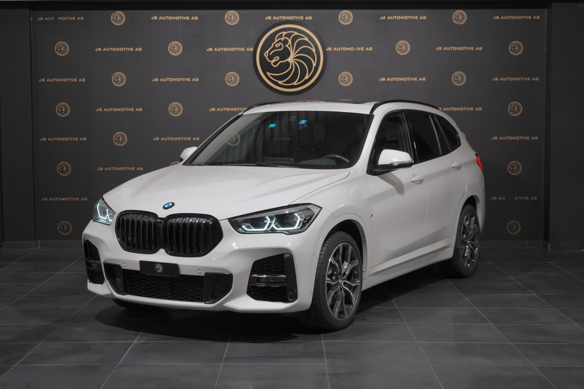 BMW X1 xDrive 20i M Sport Steptronic * Head Up Display, Rückfahrtkamera, Abstandsregler, Spurassistent, Panorama-Glasdach *-image-0