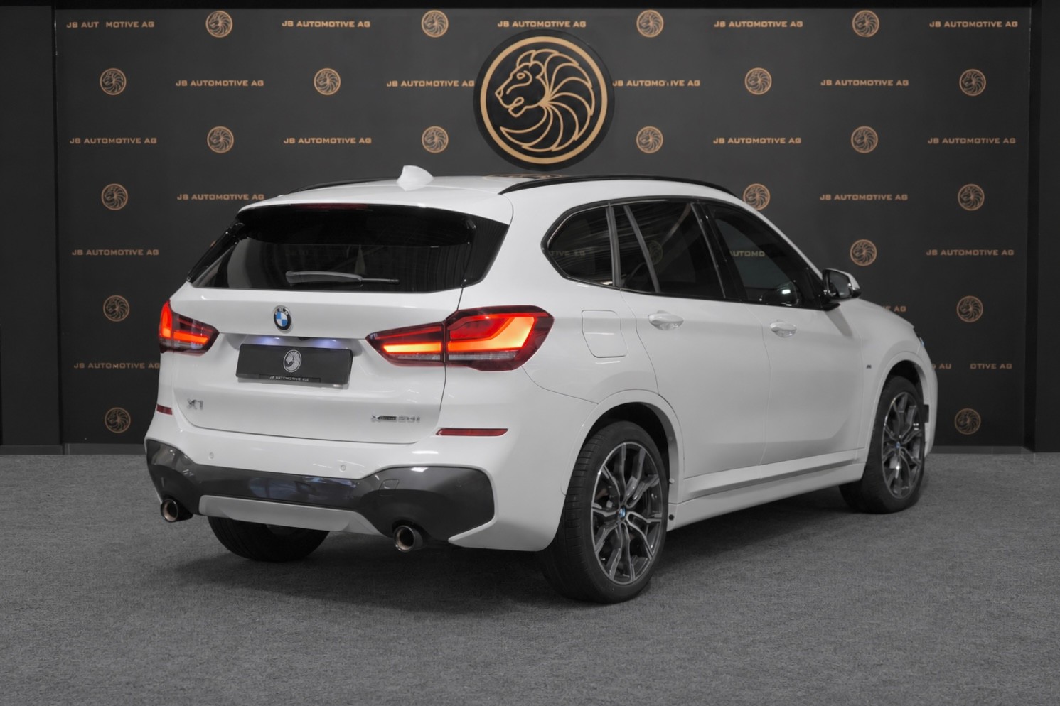 BMW X1 xDrive 20i M Sport Steptronic * Head Up Display, Rückfahrtkamera, Abstandsregler, Spurassistent, Panorama-Glasdach *-image-1