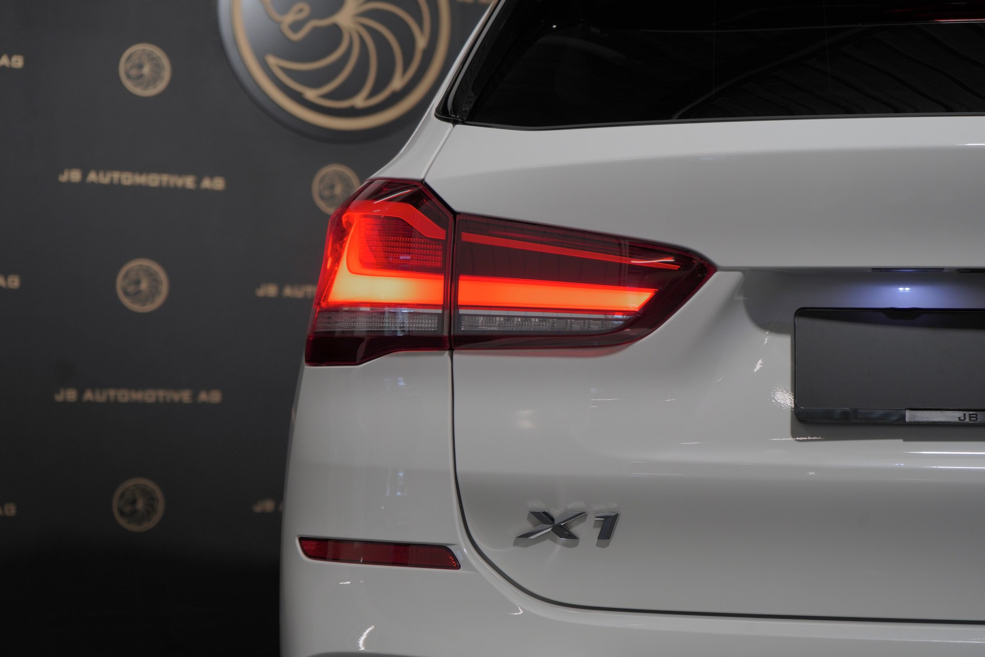 BMW X1 xDrive 20i M Sport Steptronic * Head Up Display, Rückfahrtkamera, Abstandsregler, Spurassistent, Panorama-Glasdach *-image-12