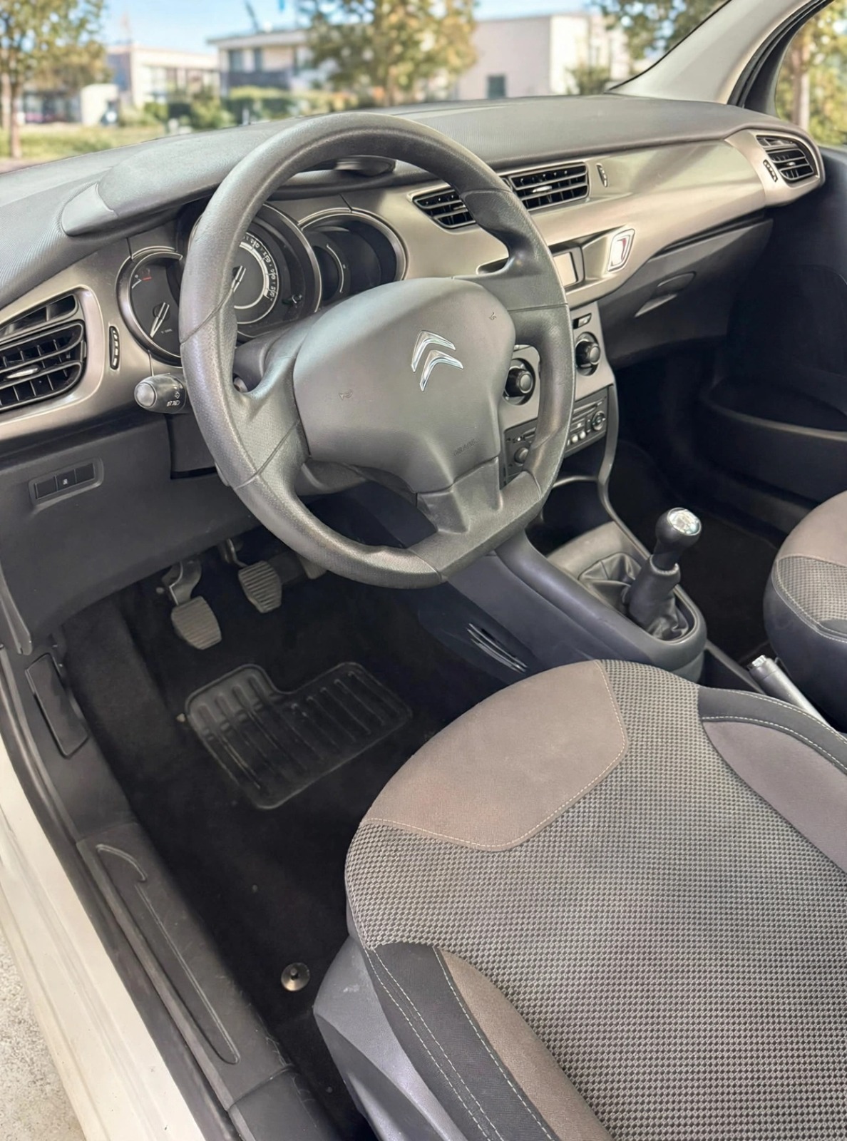 CITROEN C3 1.2i Attraction-image-3