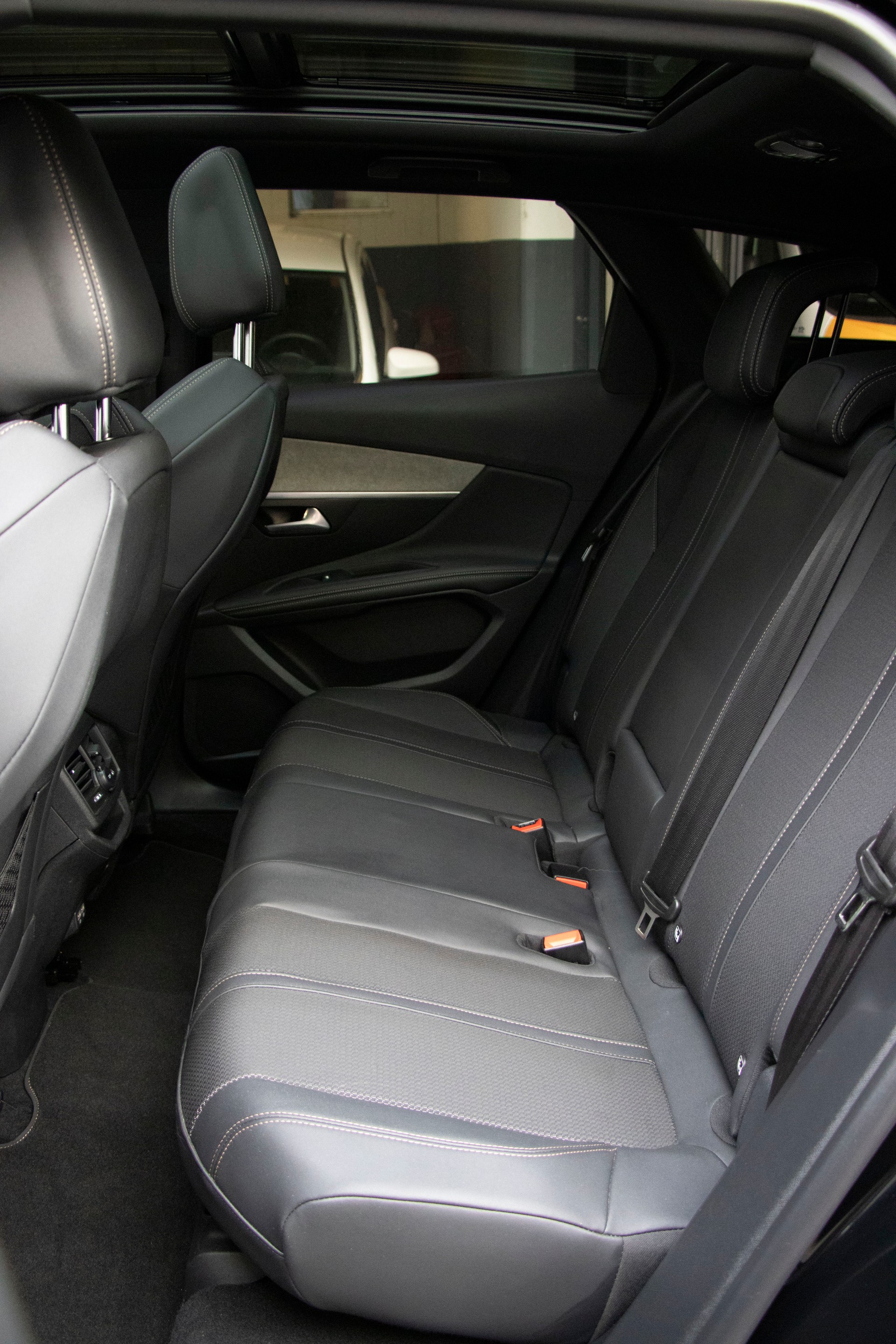 PEUGEOT 3008 1.2 PureTech GT EAT8-image-6