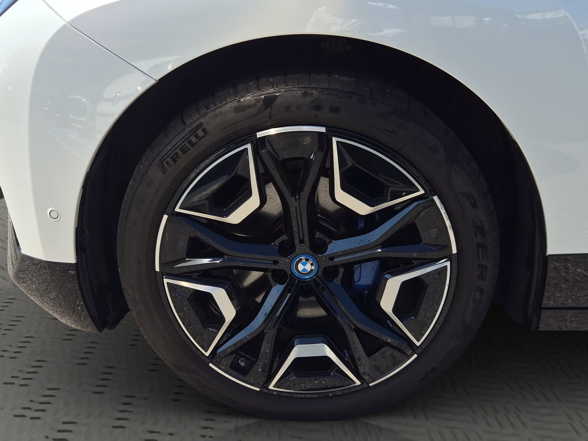 BMW iX xDrive40 Launch Edition-image-9