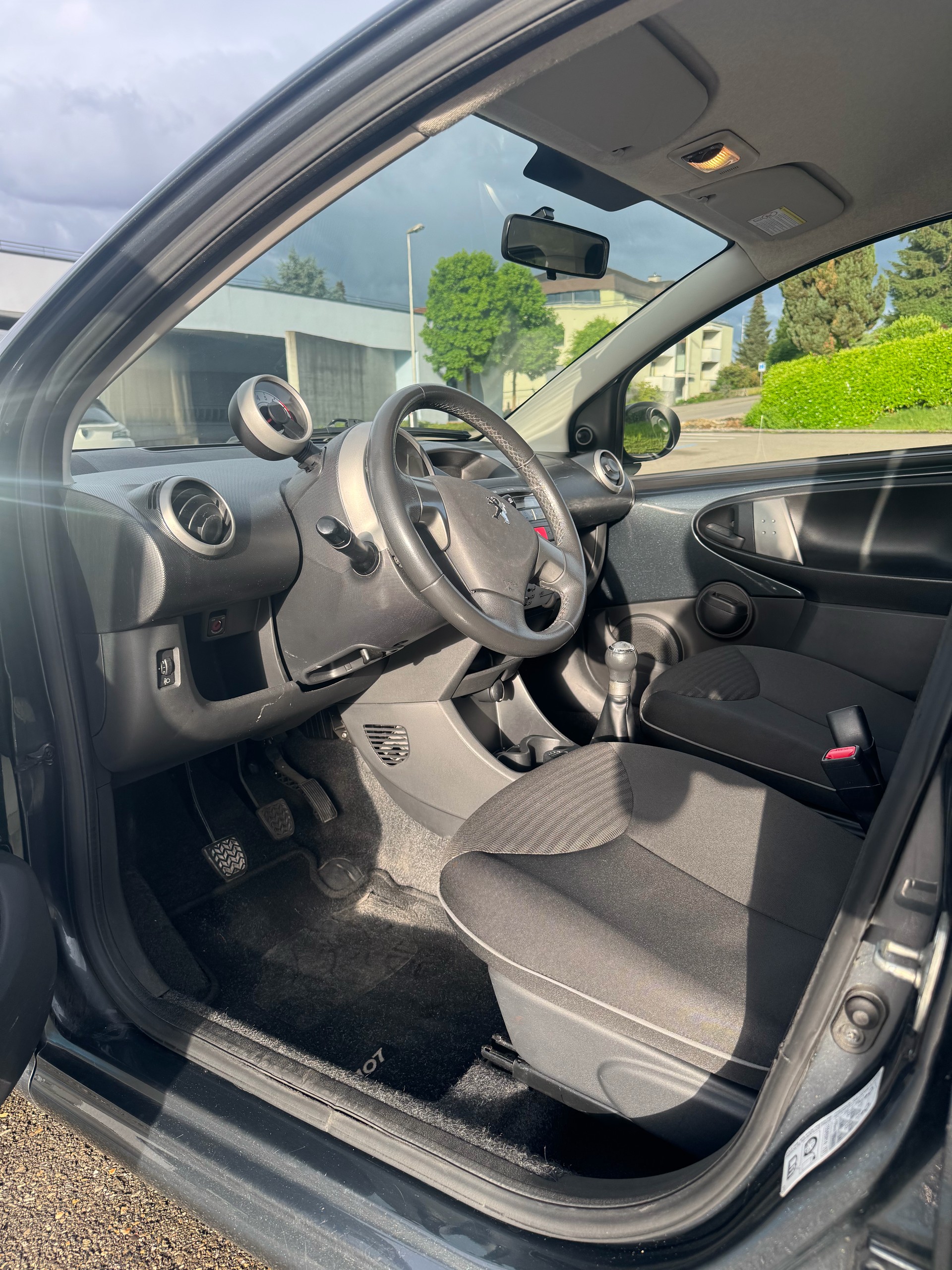 PEUGEOT 107 1.0 Swiss Edition-image-4