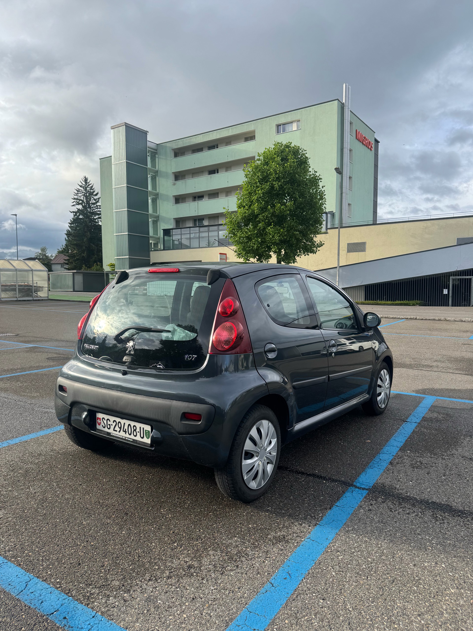 PEUGEOT 107 1.0 Swiss Edition-image-2