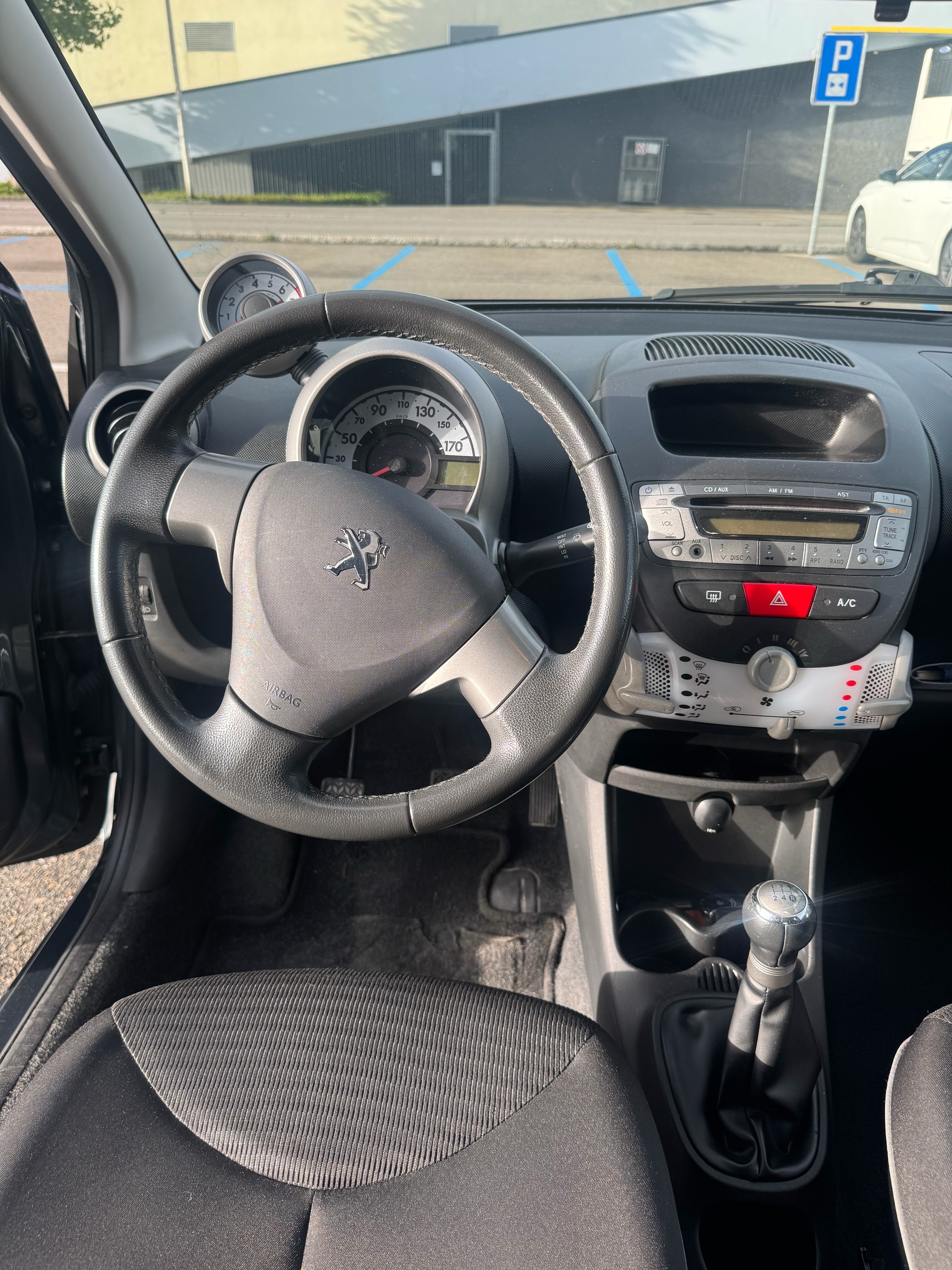 PEUGEOT 107 1.0 Swiss Edition-image-5