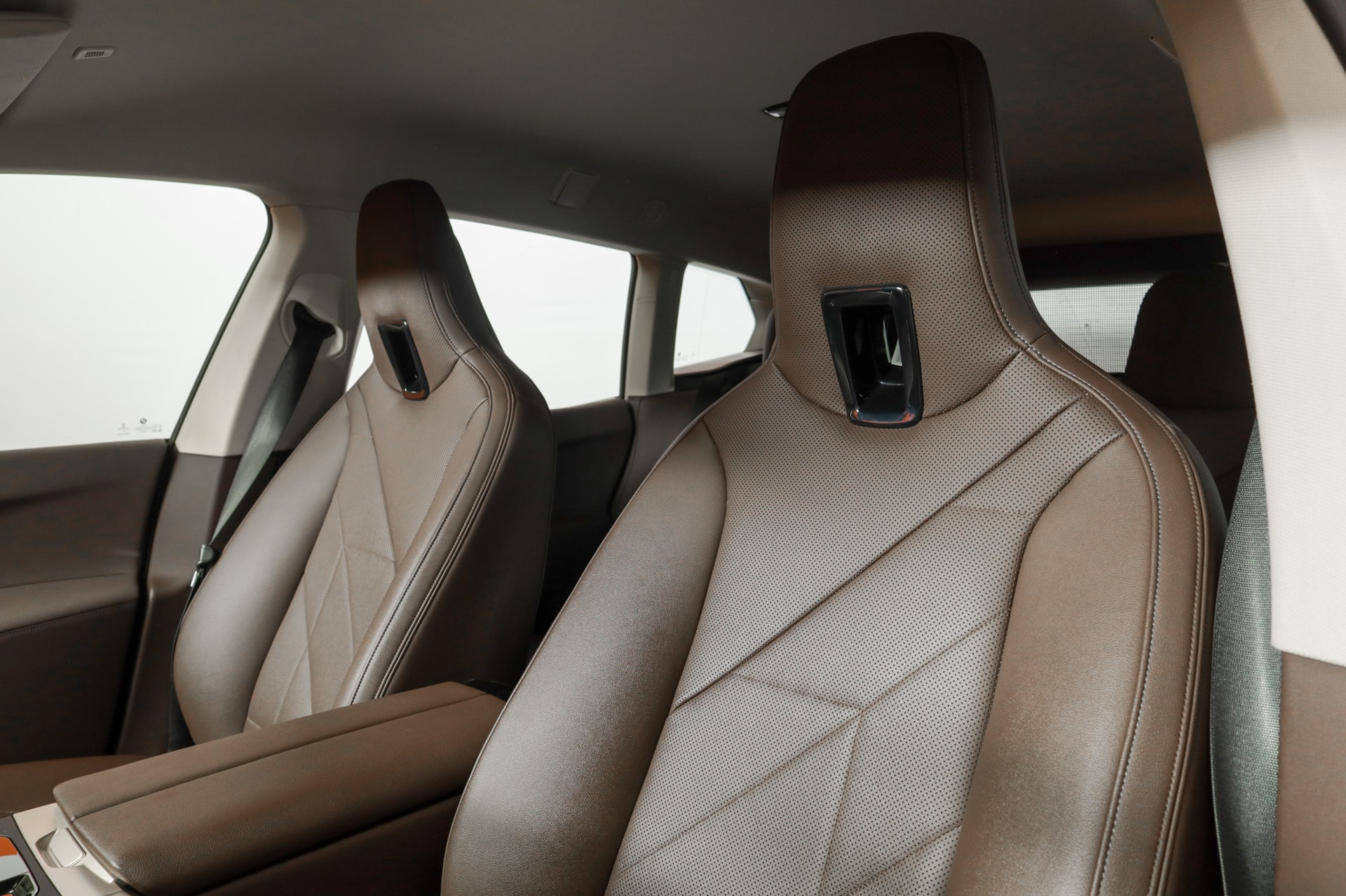 BMW iX xDrive40 Oxidgrau - Design Suite Mokka-showroom-element-3