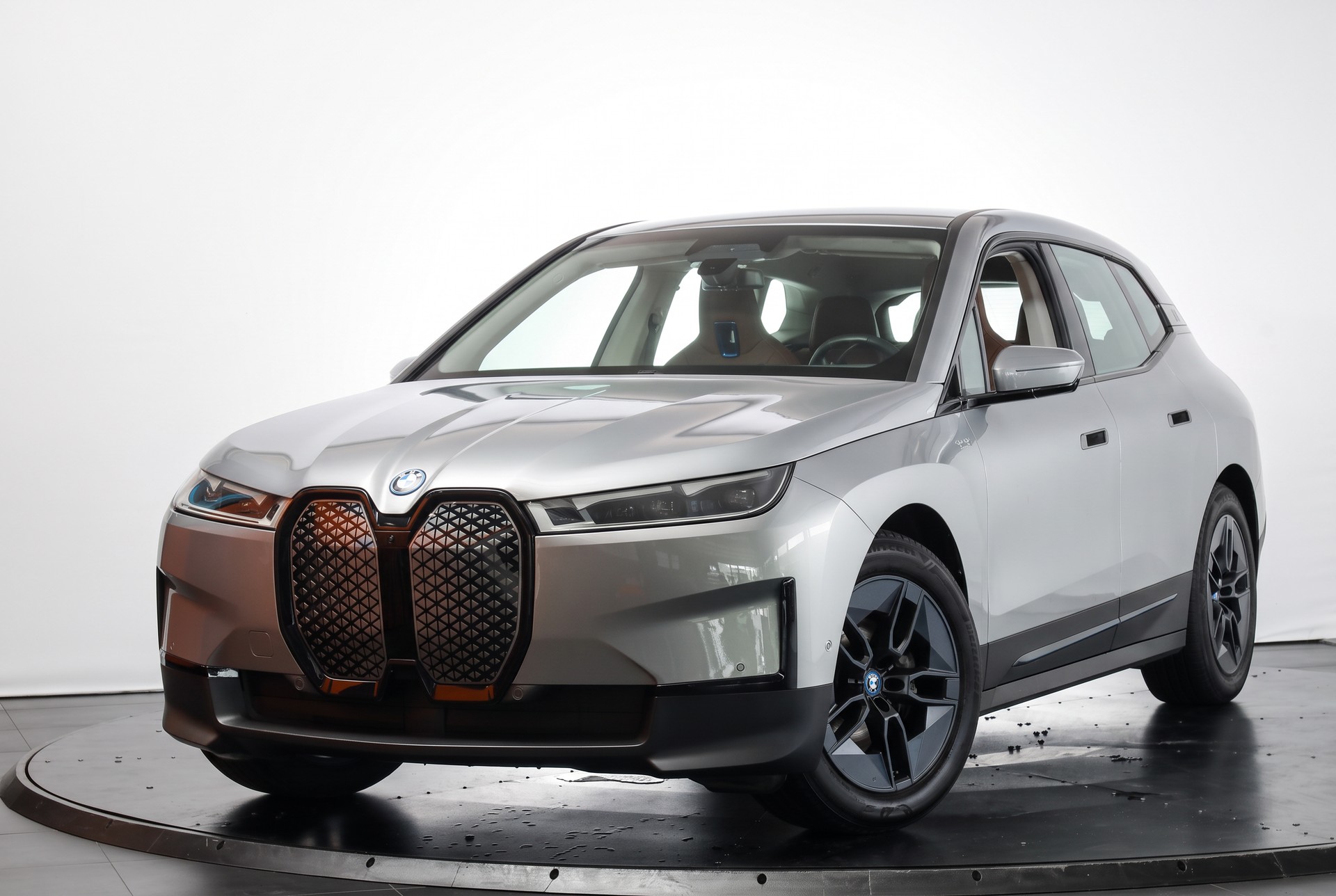 BMW iX xDrive40 Oxidgrau - Design Suite Mokka-image-5