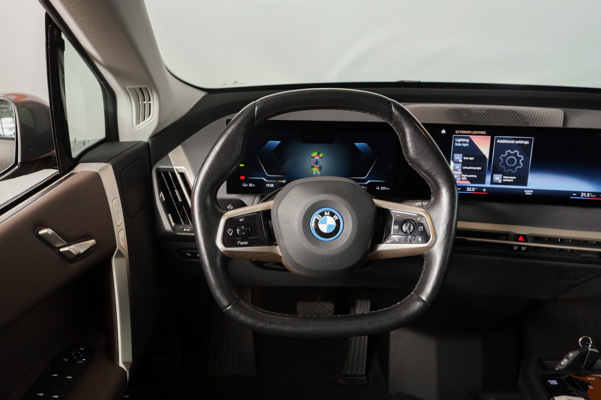 BMW iX xDrive40 Oxidgrau - Design Suite Mokka-image-12