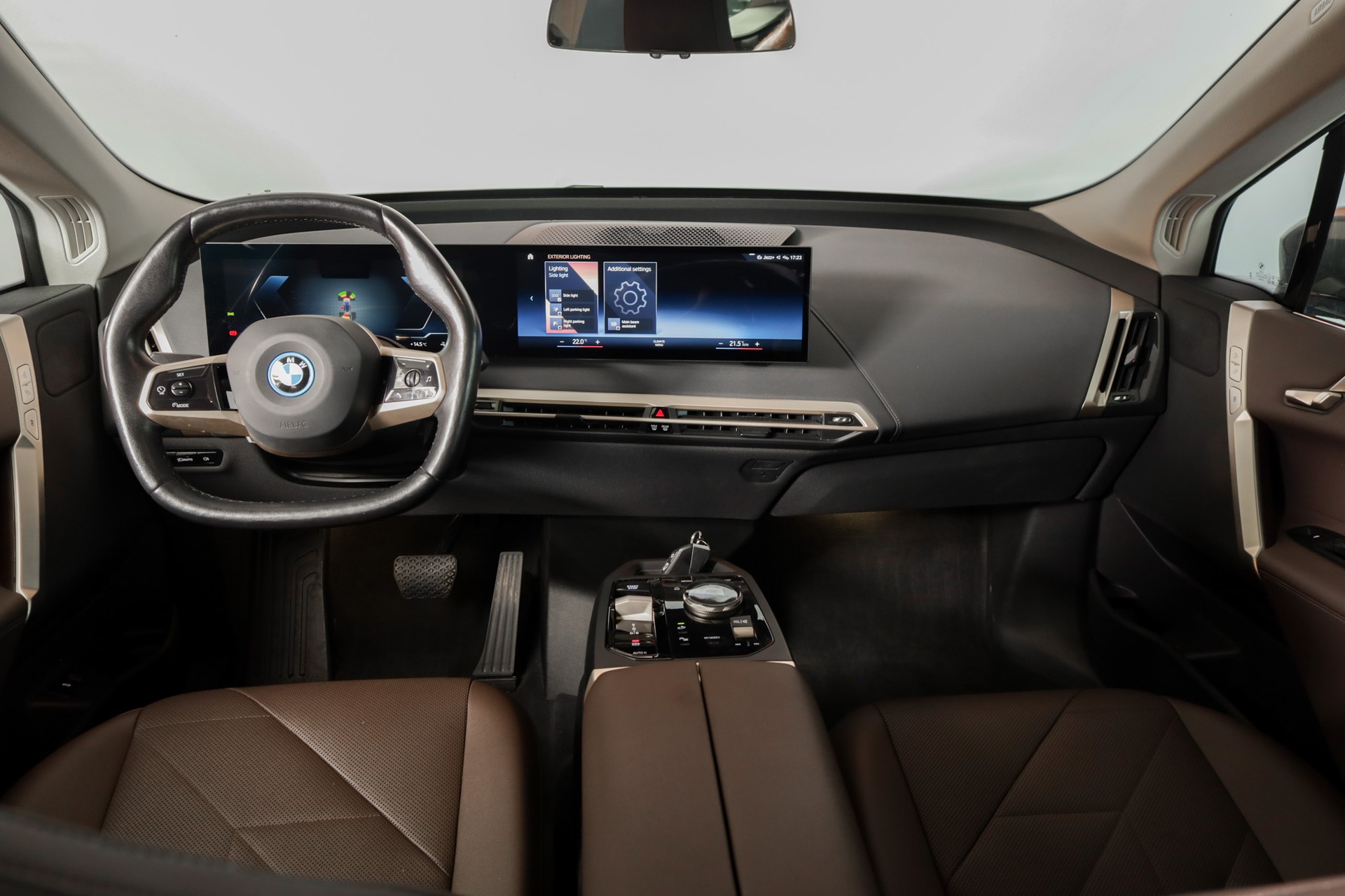 BMW iX xDrive40 Oxidgrau - Design Suite Mokka-image-11