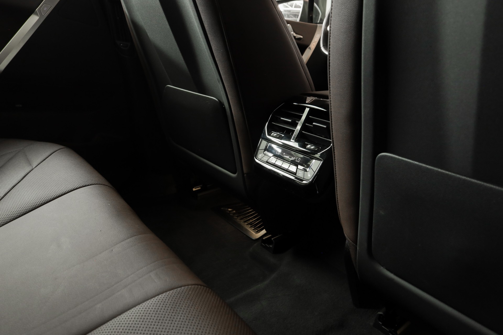 BMW iX xDrive40 Oxidgrau - Design Suite Mokka-image-16