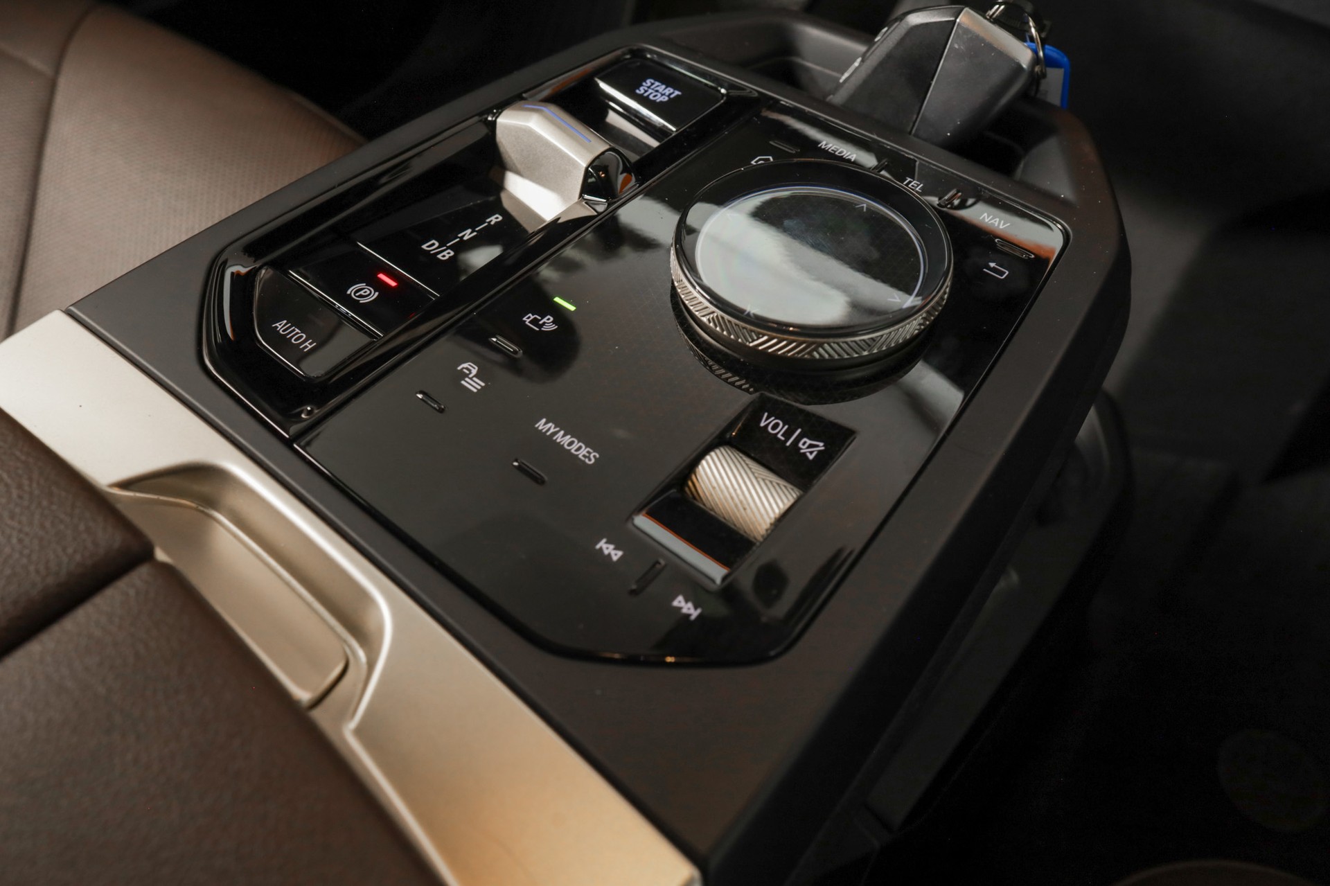 BMW iX xDrive40 Oxidgrau - Design Suite Mokka-image-17