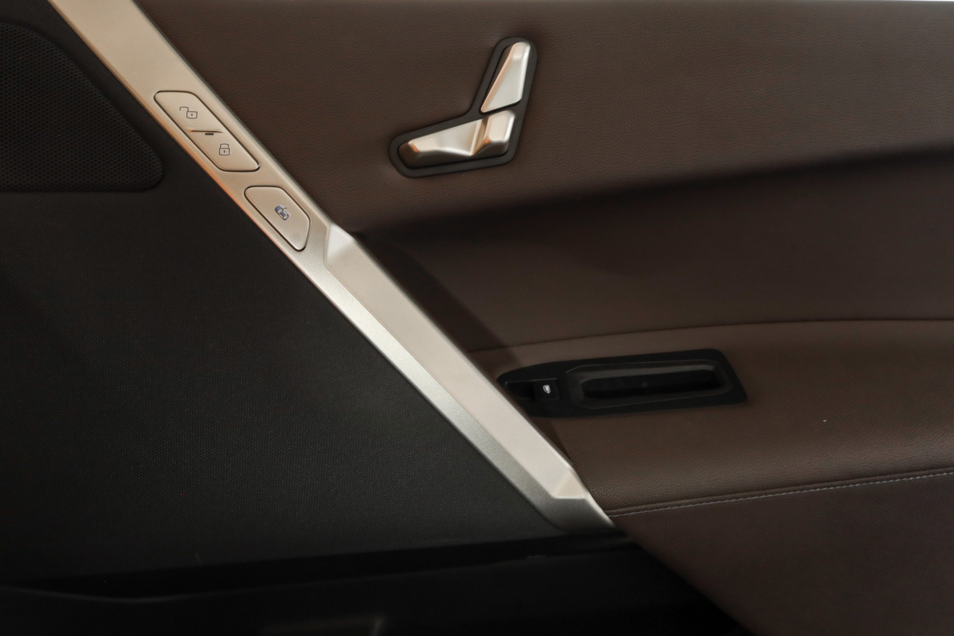 BMW iX xDrive40 Oxidgrau - Design Suite Mokka-image-19